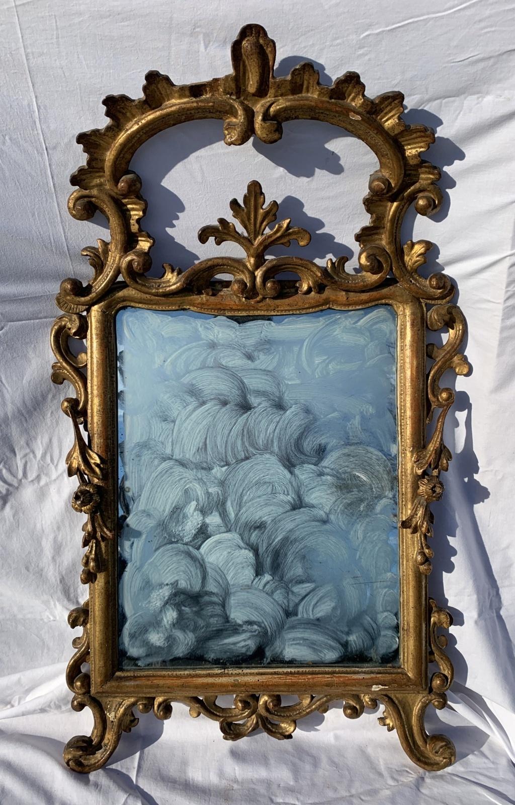 Entirely in carved and gilded wood with elegant curls. 

- Condition report: Good state of conservation of the wooden part and of the gilding, subject to the restorations of use in line with the age of the object. Mirror not contemporary. 

78 x 50