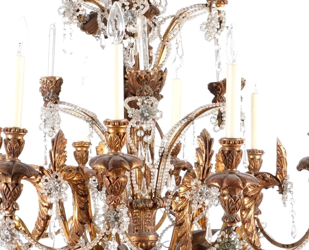 Néoclassique Lustre italien en bois doré et perles de cristal en fer en vente