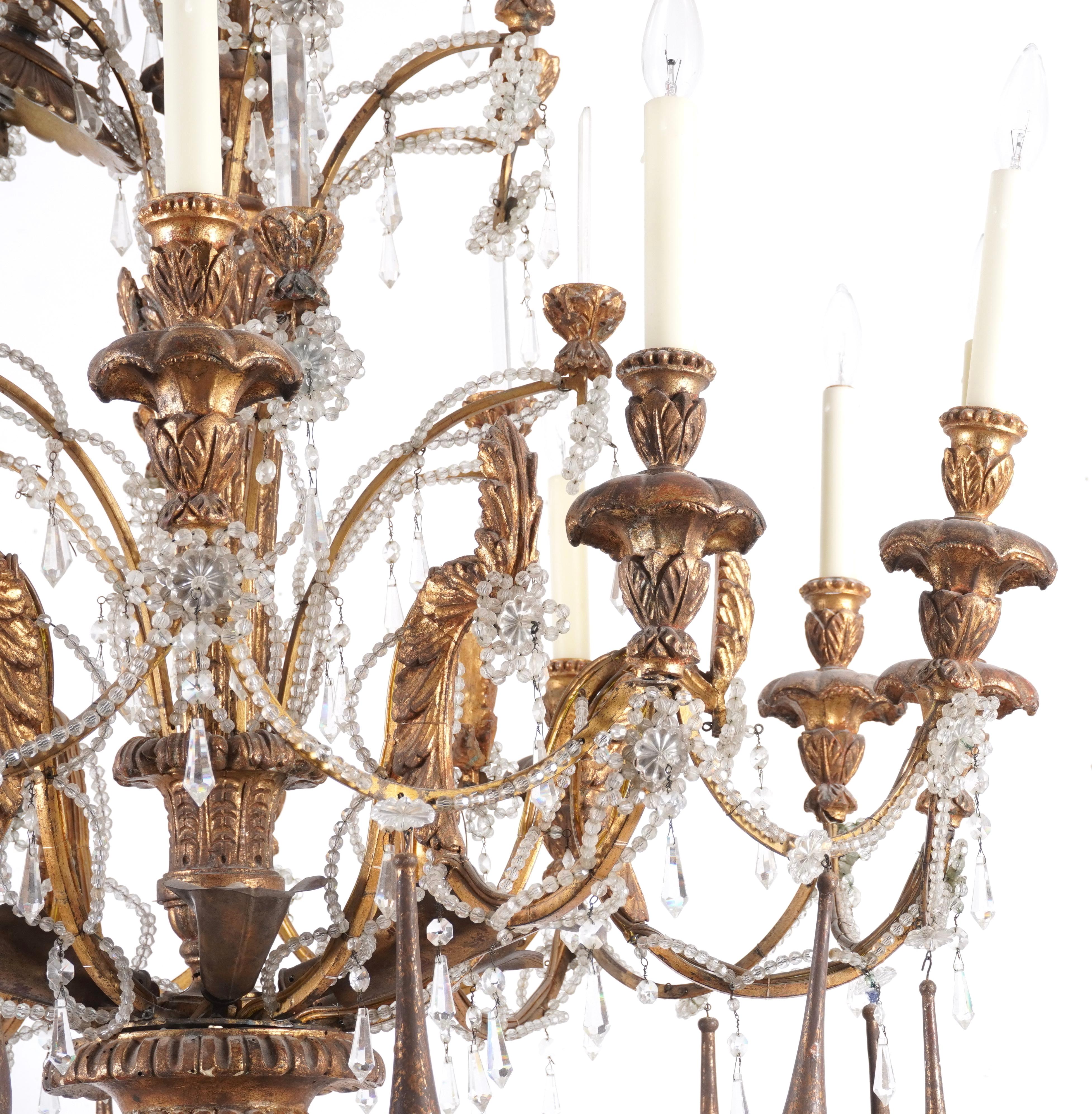 Lustre italien en bois doré et perles de cristal en fer Bon état - En vente à Bradenton, FL