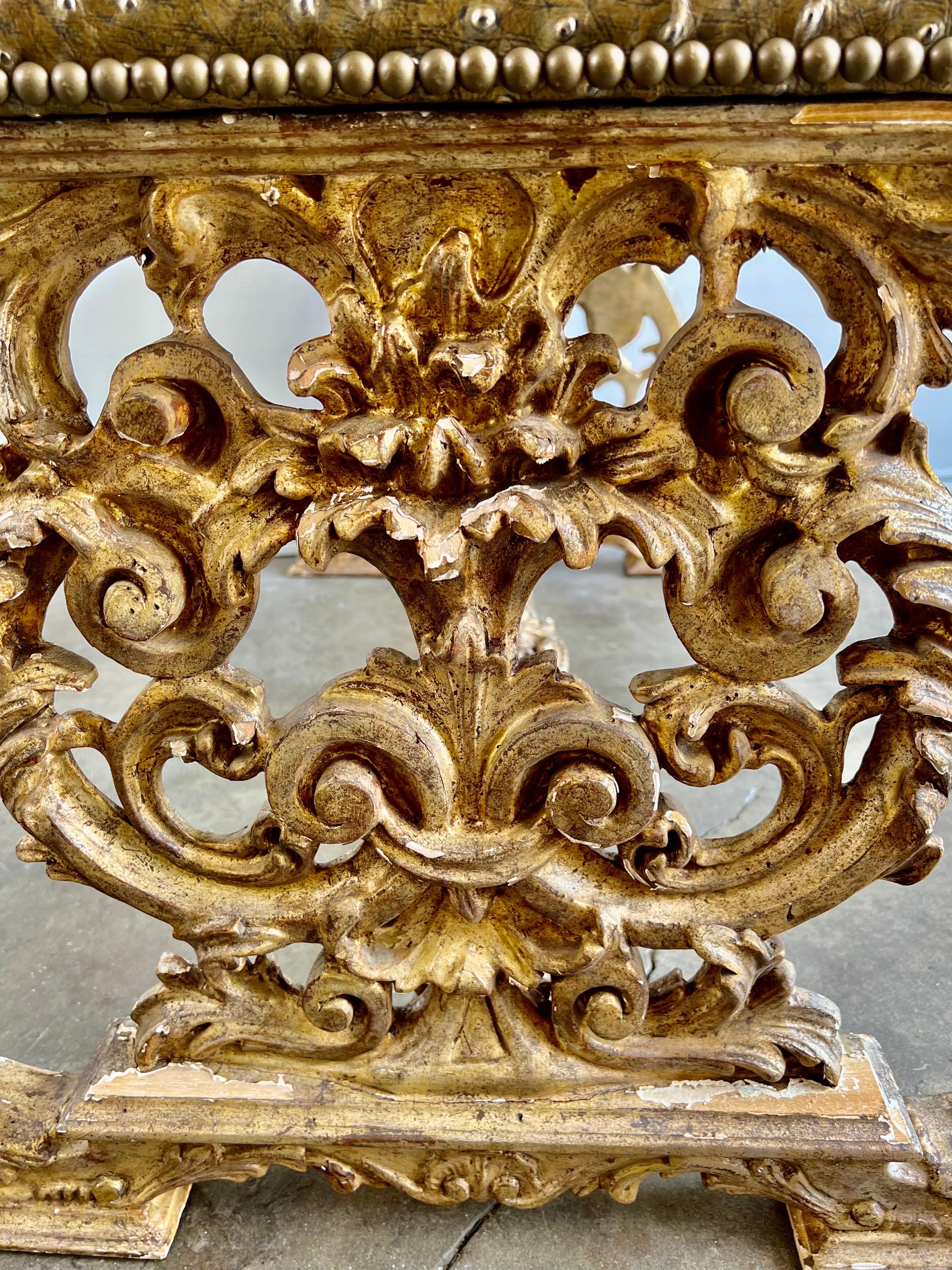Italienische geschnitzte Bank aus vergoldetem Holz mit geprägtem Leder im Angebot 5
