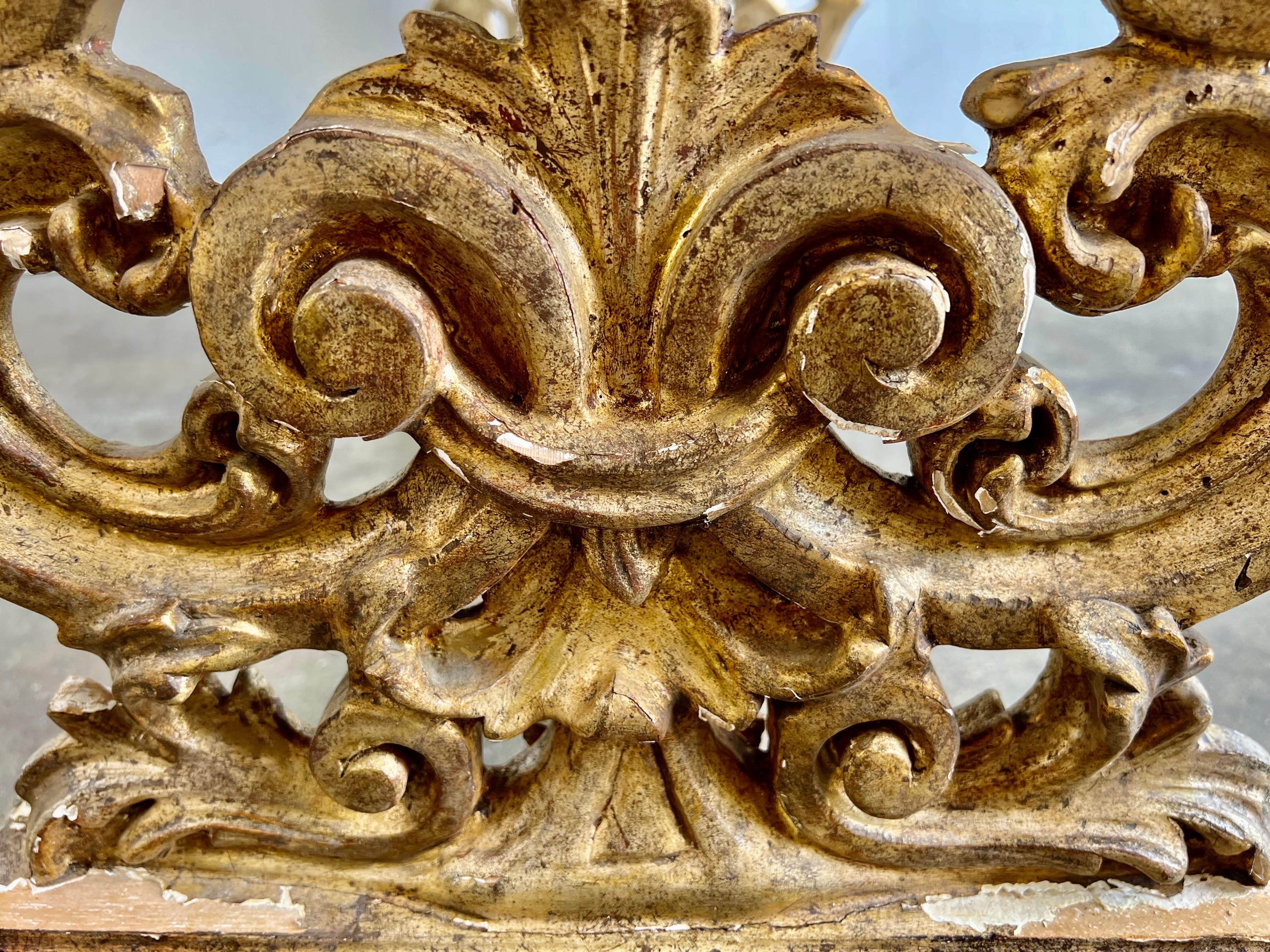Banc italien en bois doré sculpté et doré avec cuir embossé en vente 6