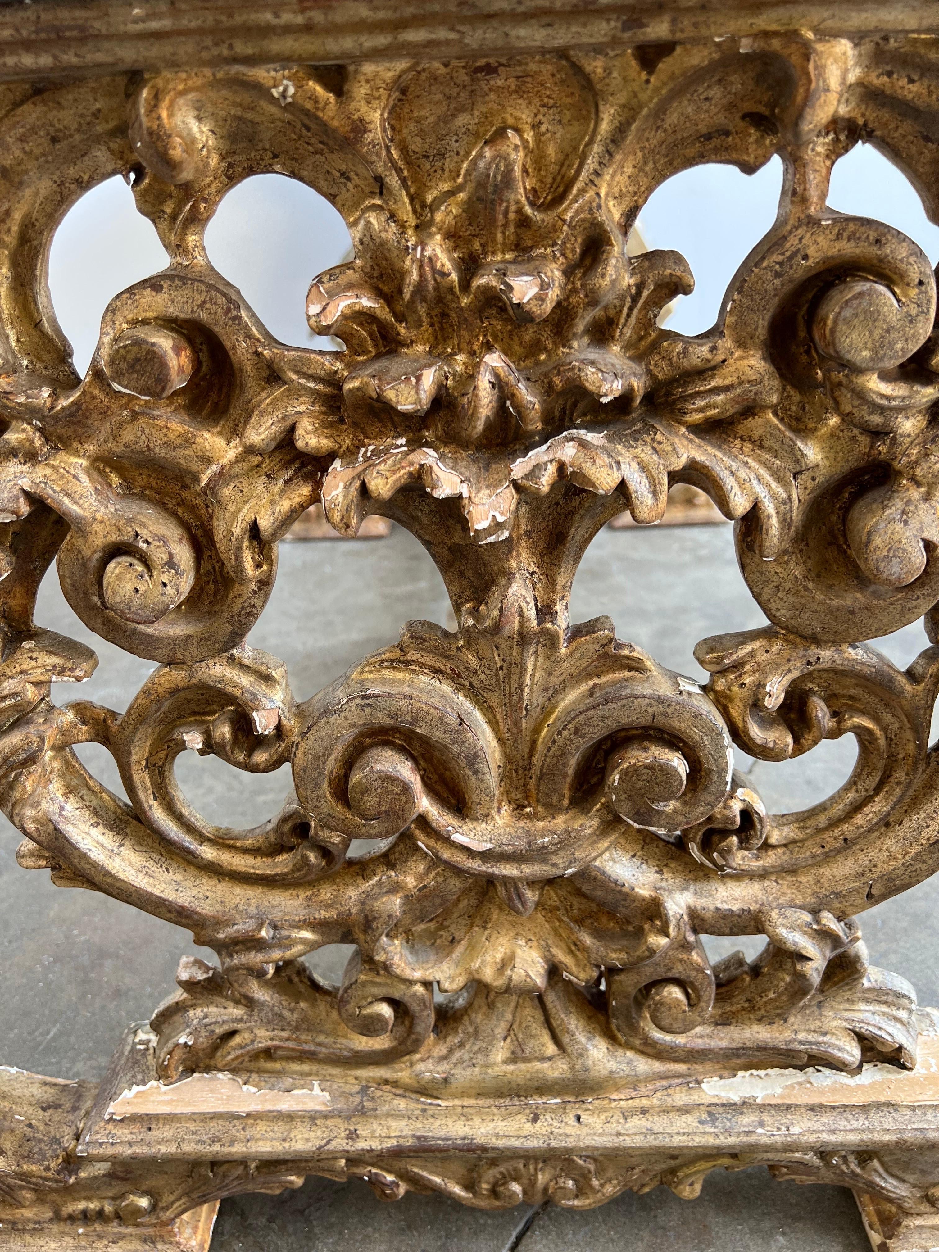 Banc italien en bois doré sculpté et doré avec cuir embossé en vente 10