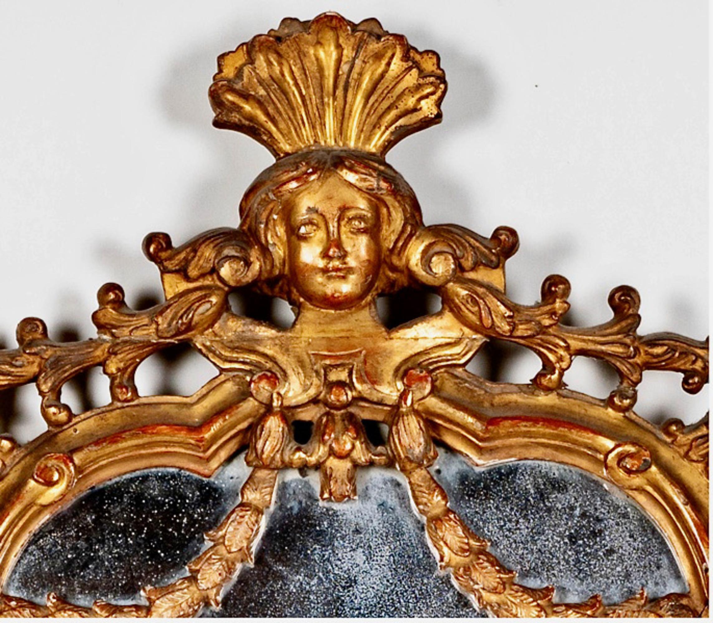Intagliato a mano Specchio a cartiglio in legno dorato intagliato, 1770-1790 ca. in vendita
