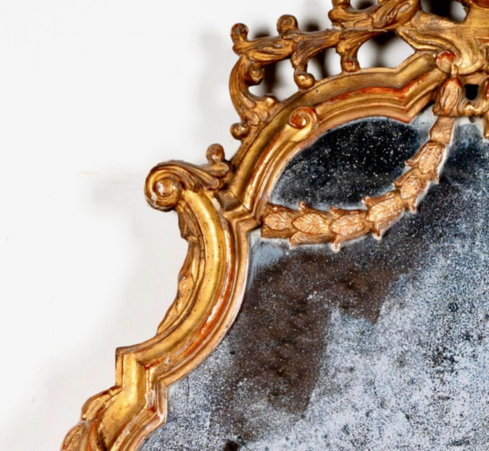Specchio a cartiglio in legno dorato intagliato, 1770-1790 ca. In condizioni buone in vendita a Pasadena, CA