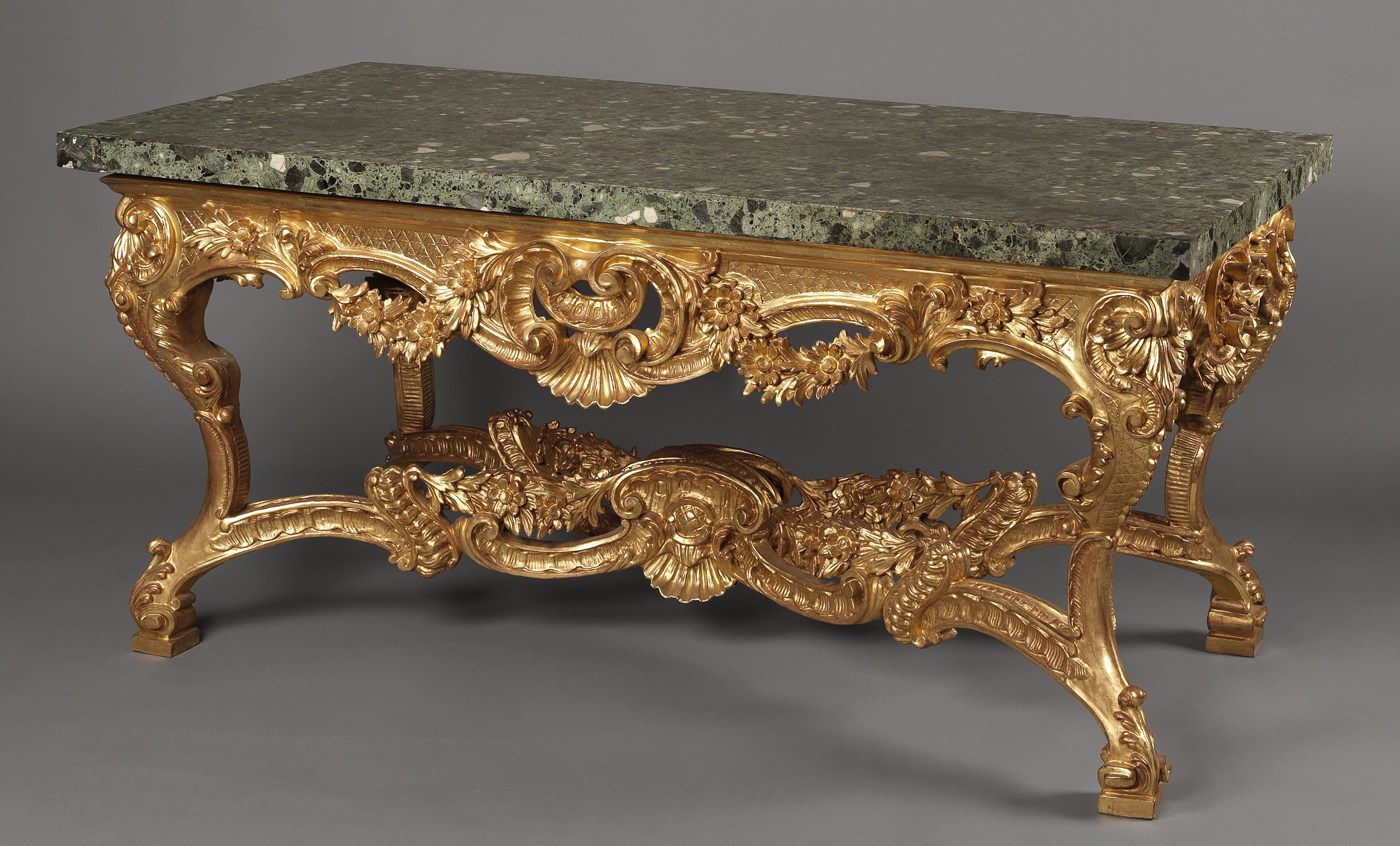 Mesa de centro italiana de madera dorada tallada con tapa de mármol verde antico, hacia 1860 Italiano en venta