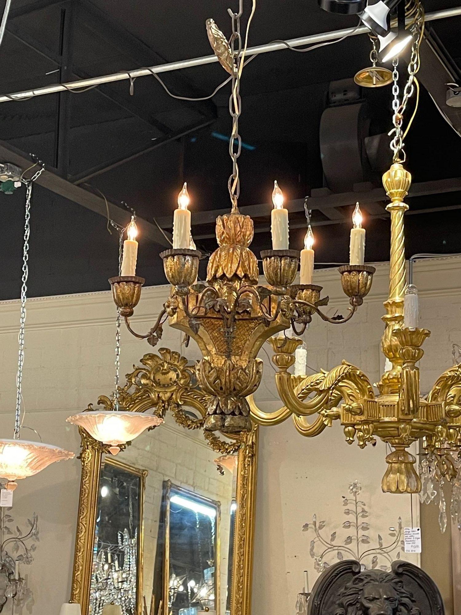 Lustre à 6 lumières en bois sculpté et doré italien du 18e siècle. Circa 1780. Le lustre a été recâblé par des professionnels, nettoyé et est prêt à être suspendu. Comprend une chaîne et un auvent assortis.