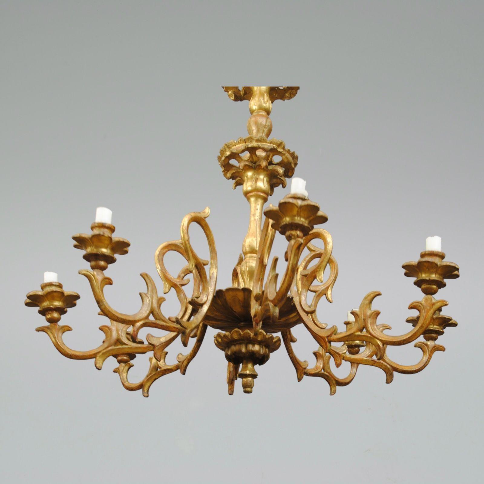 Italienischer geschnitzter Giltwood-Kronleuchter (Geschnitzt) im Angebot