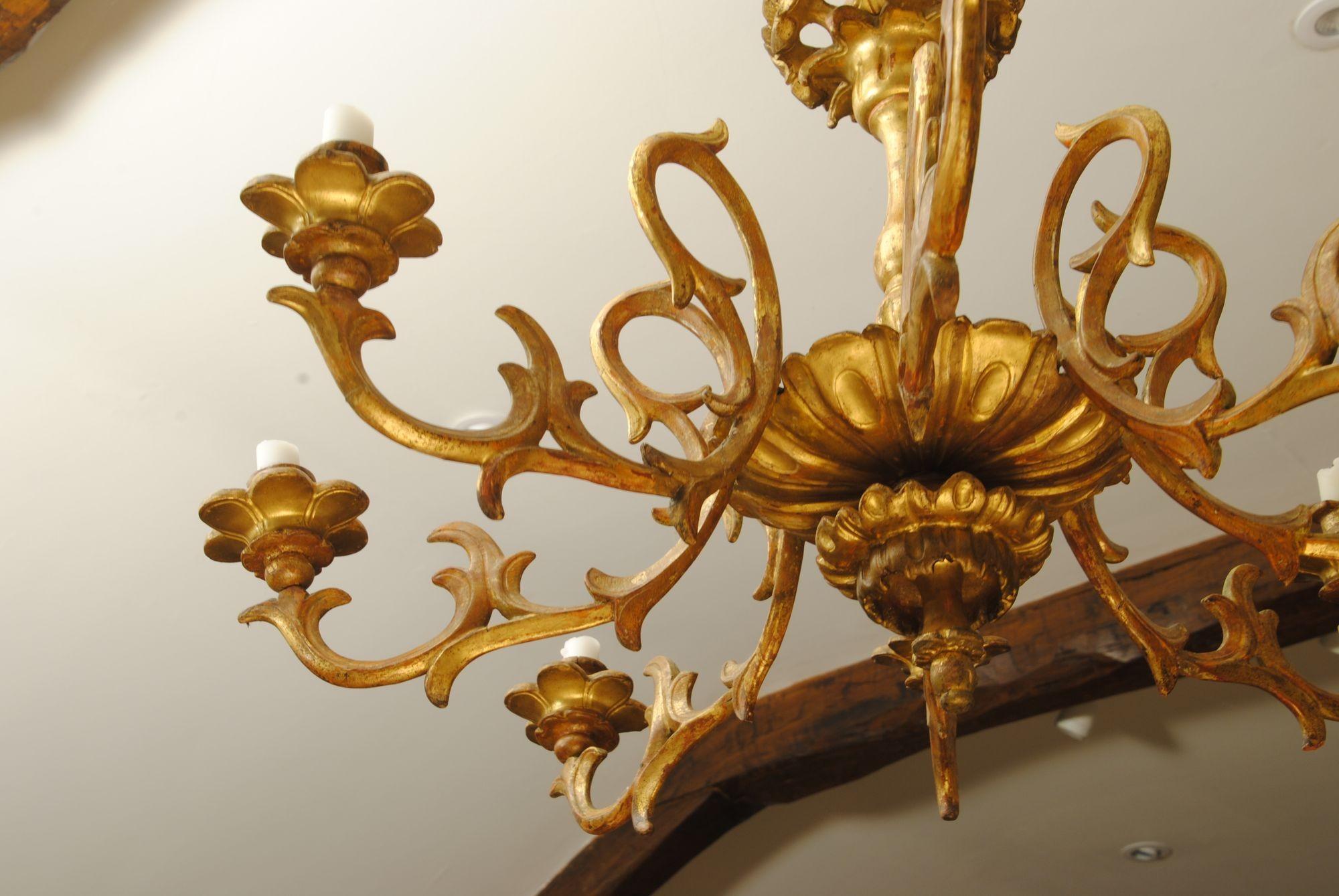 Italienischer geschnitzter Giltwood-Kronleuchter im Zustand „Gut“ im Angebot in Lincolnshire, GB