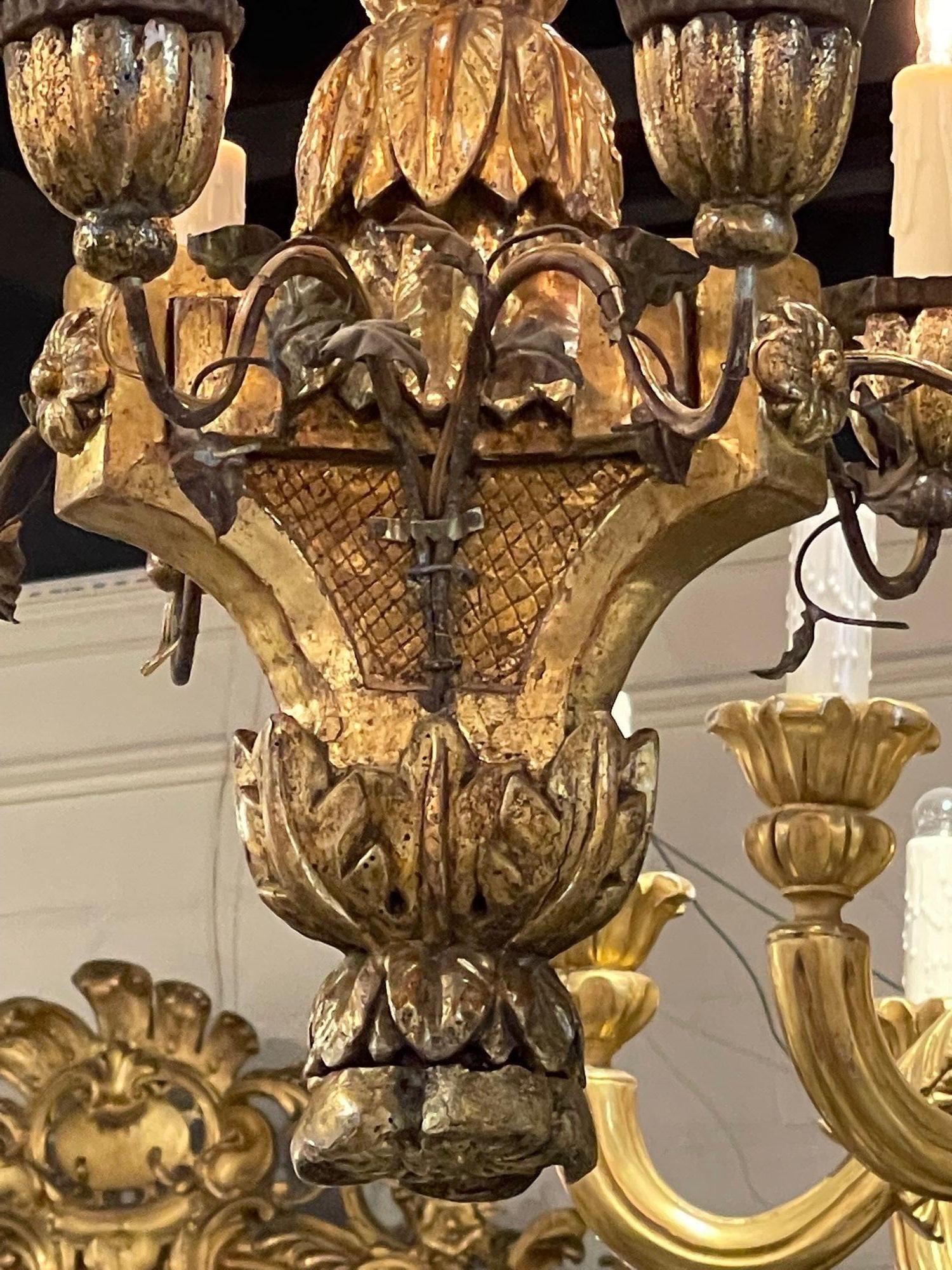 Italian Carved Giltwood Chandelier For Sale 1