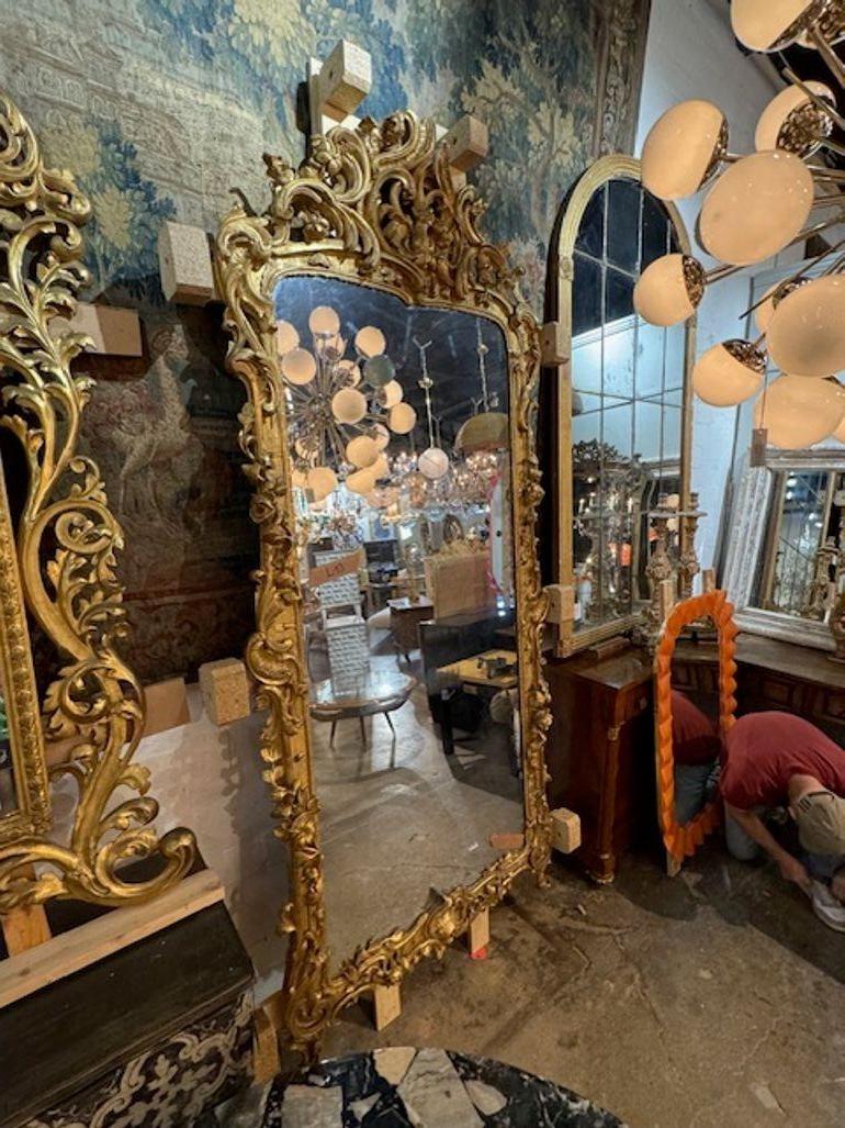 Miroir italien en bois sculpté et doré Bon état - En vente à Dallas, TX