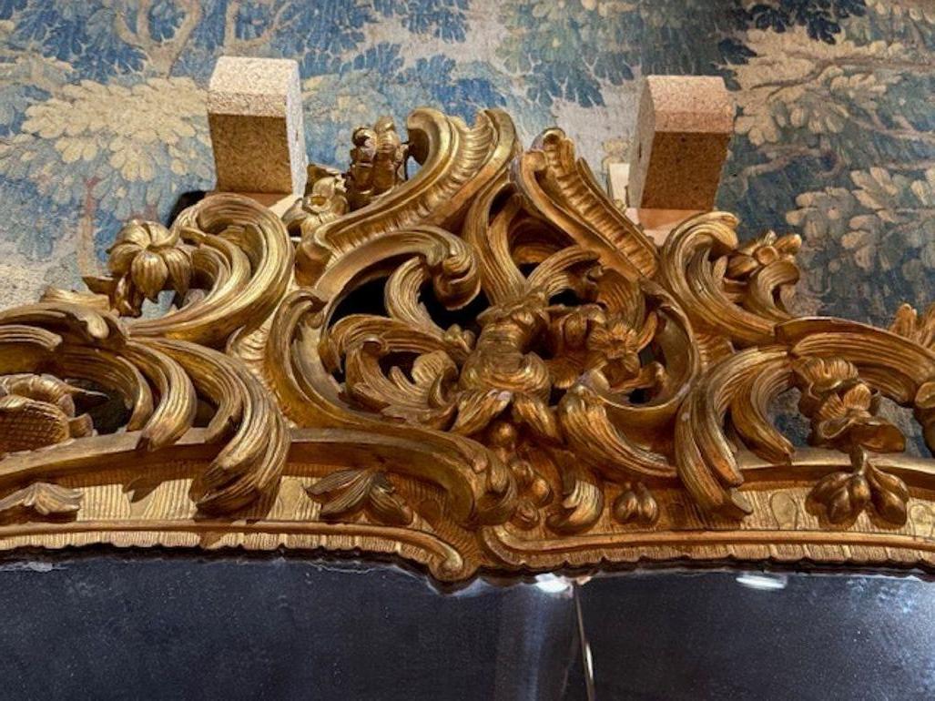 XXIe siècle et contemporain Miroir italien en bois sculpté et doré en vente