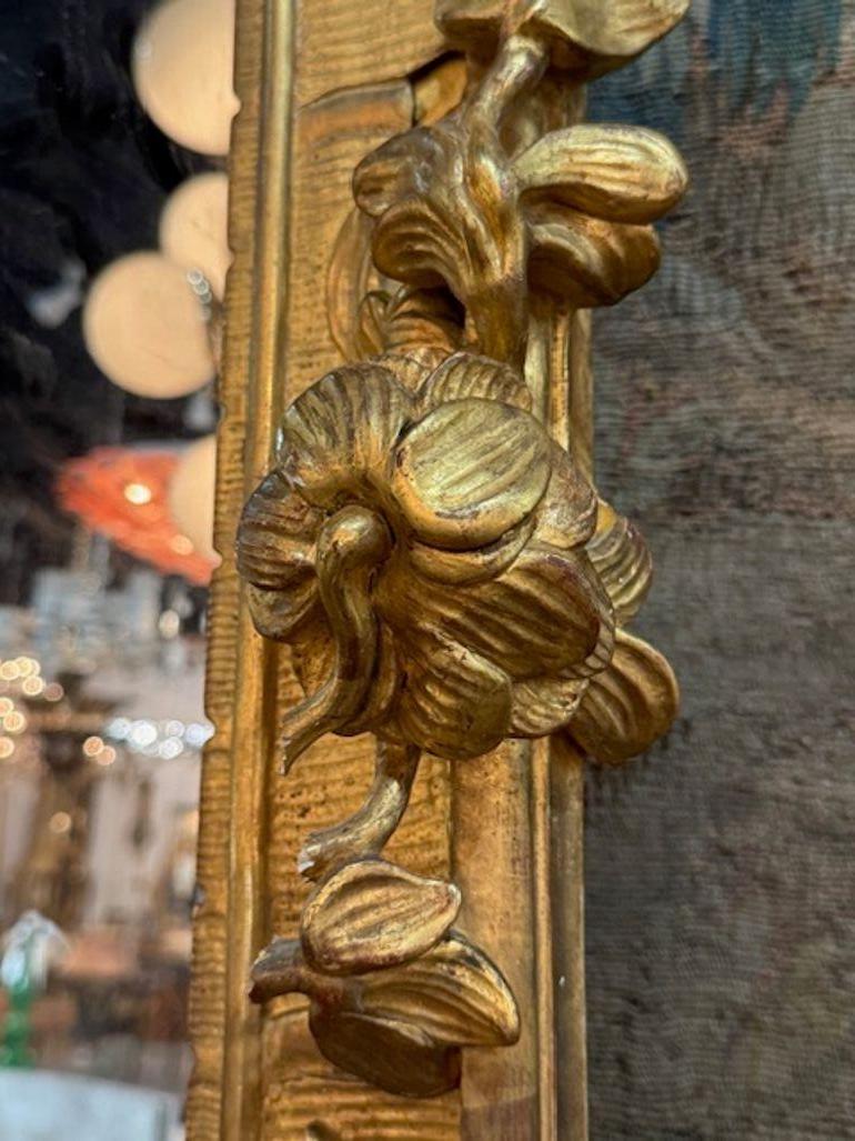 Miroir italien en bois sculpté et doré en vente 1