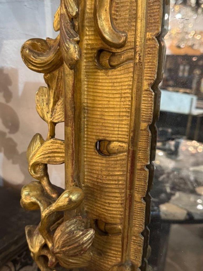 Miroir italien en bois sculpté et doré en vente 2