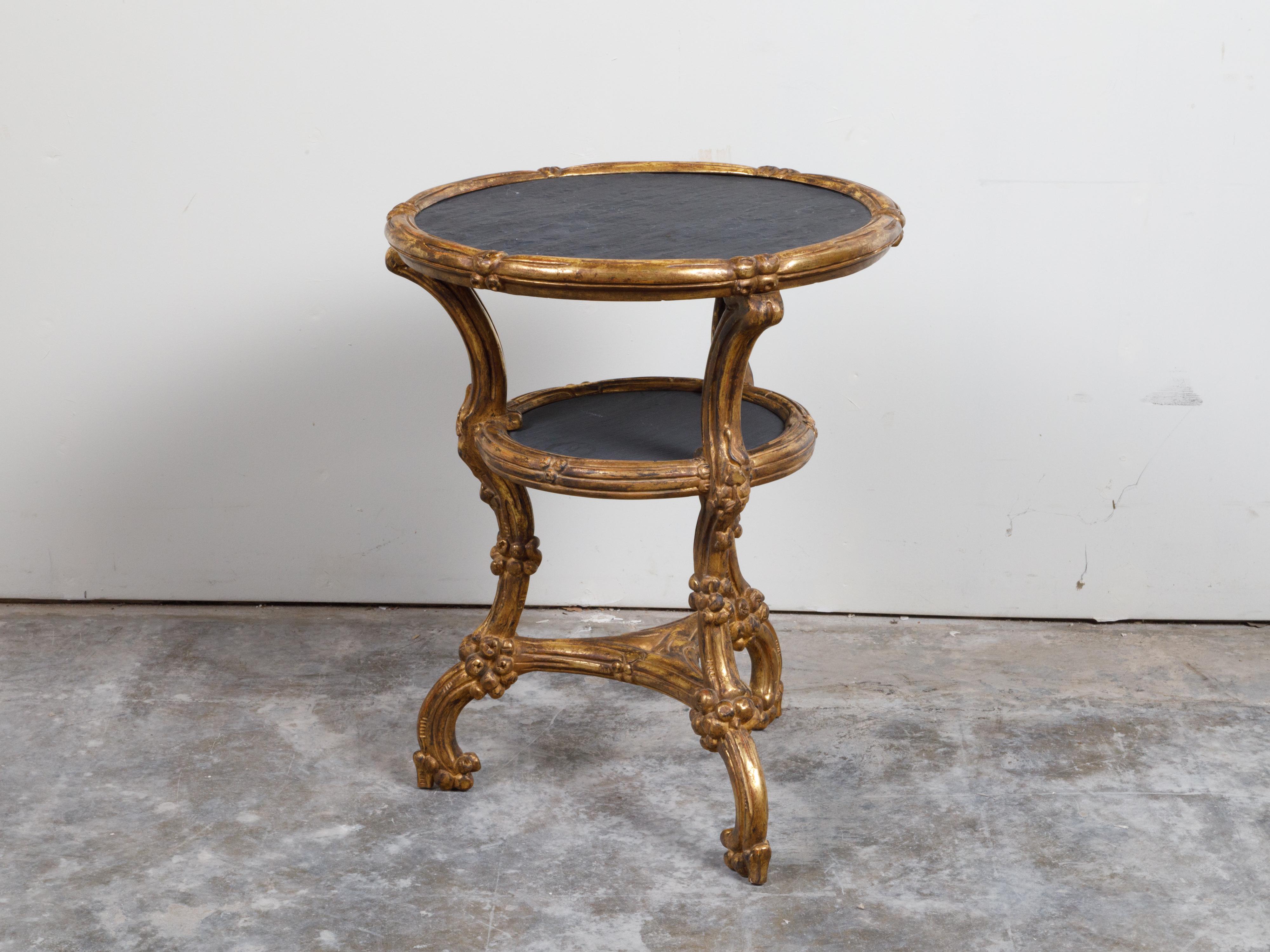 Italienischer geschnitzter Beistelltisch aus vergoldetem Holz mit Schieferplatte, Regal und Blumenmotiven im Angebot 5