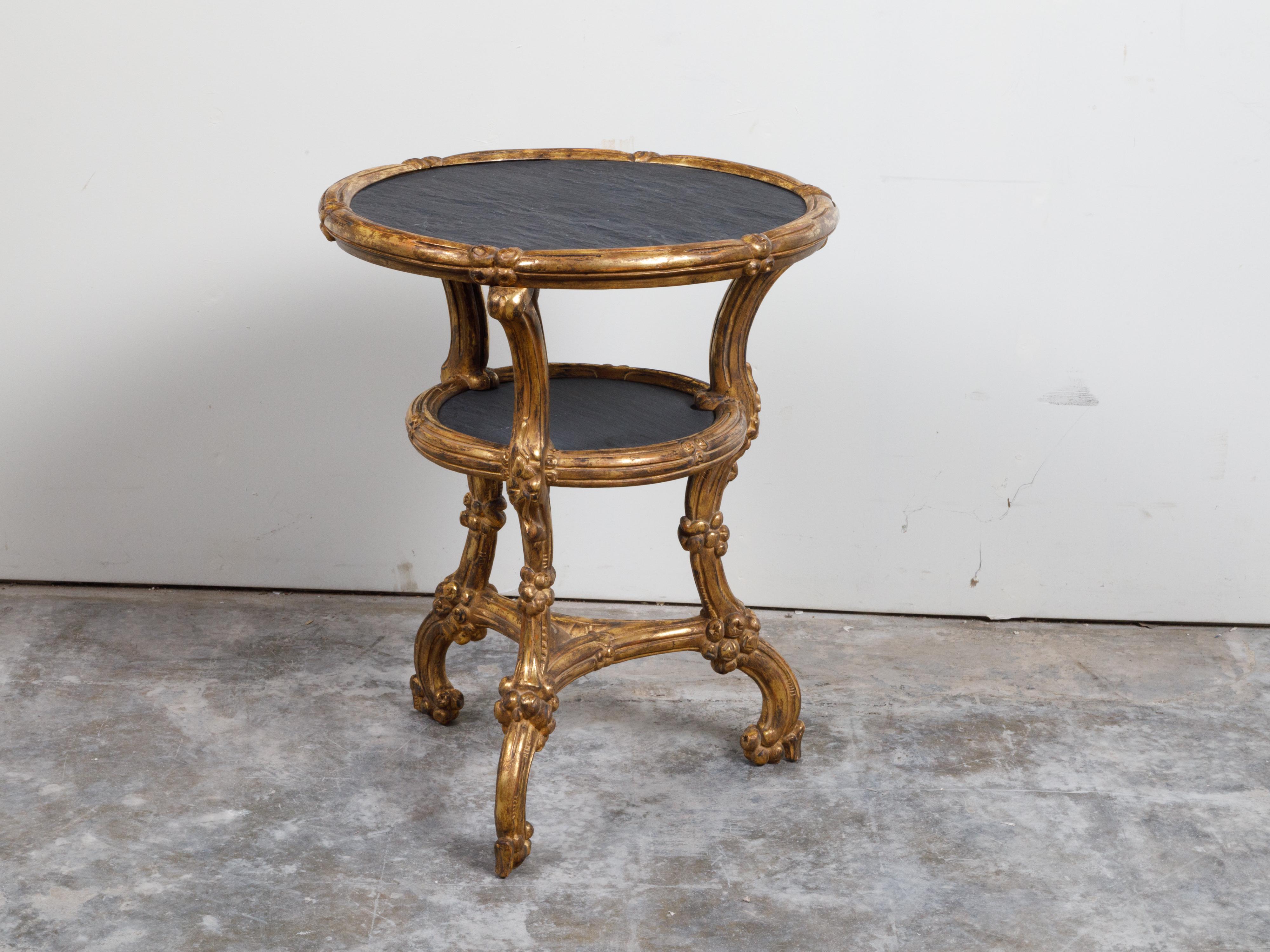 Table d'appoint italienne en bois doré sculpté avec plateau en ardoise, étagère et motifs floraux en vente 5