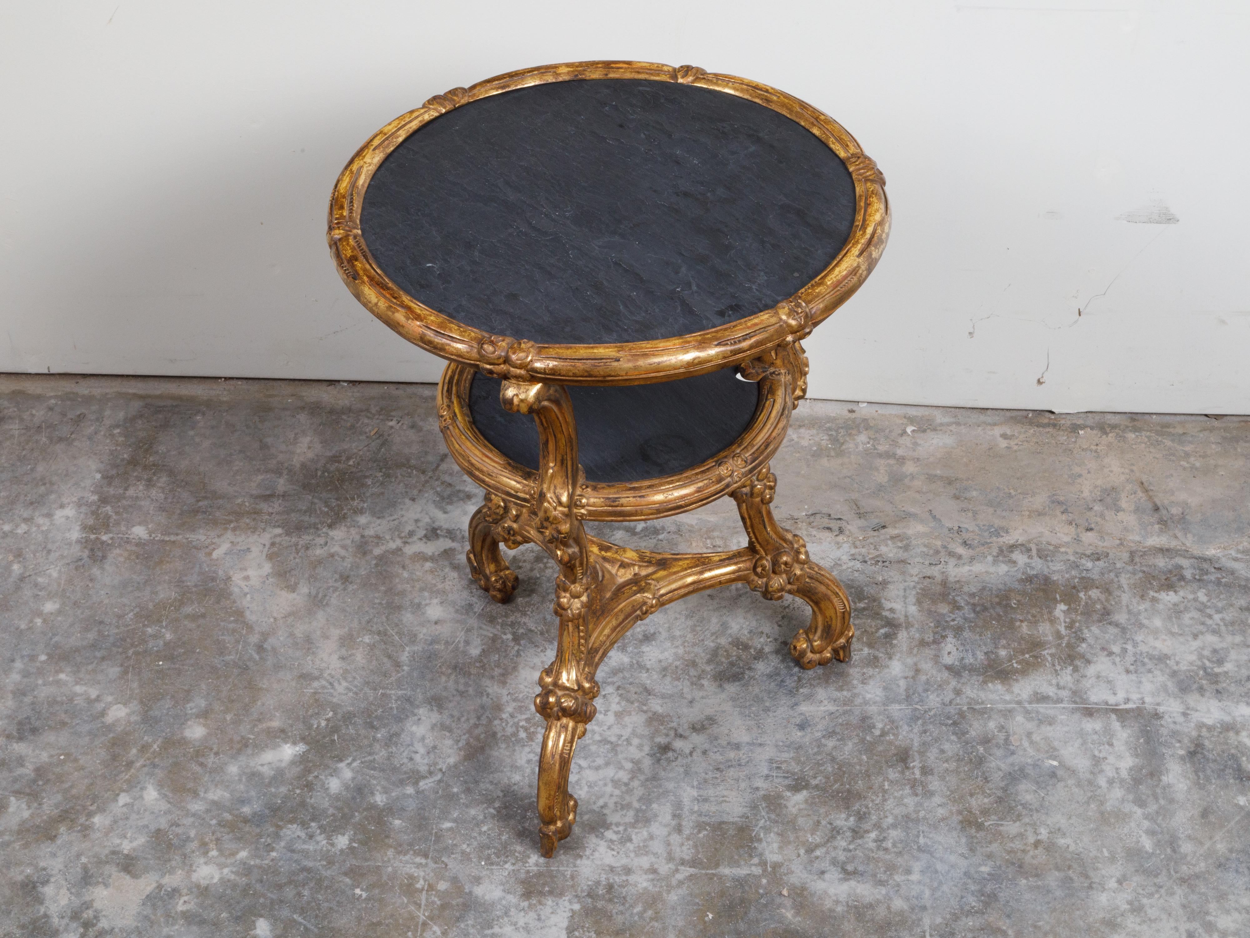Table d'appoint italienne en bois doré sculpté avec plateau en ardoise, étagère et motifs floraux en vente 6