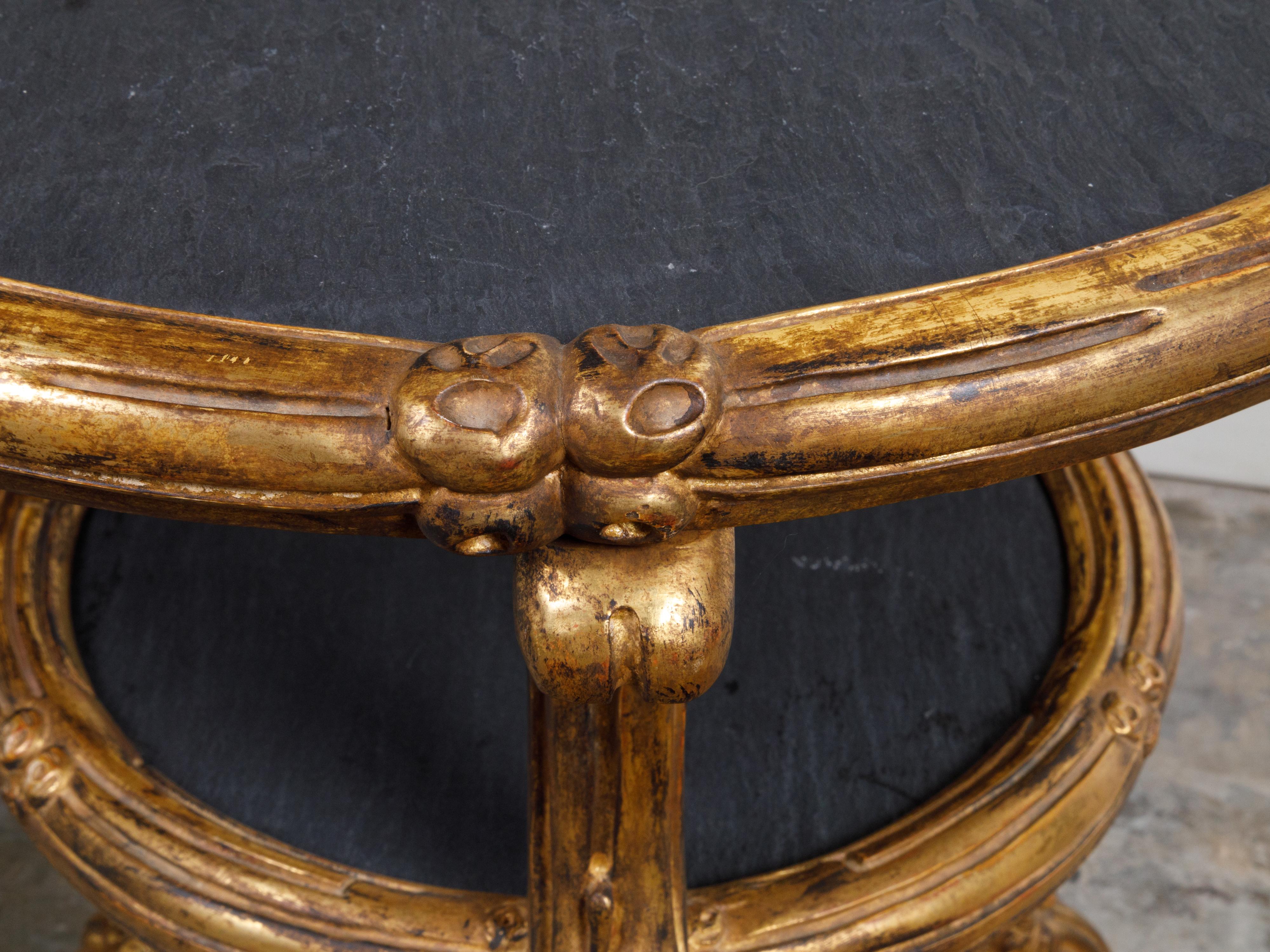 Italienischer geschnitzter Beistelltisch aus vergoldetem Holz mit Schieferplatte, Regal und Blumenmotiven (Geschnitzt) im Angebot