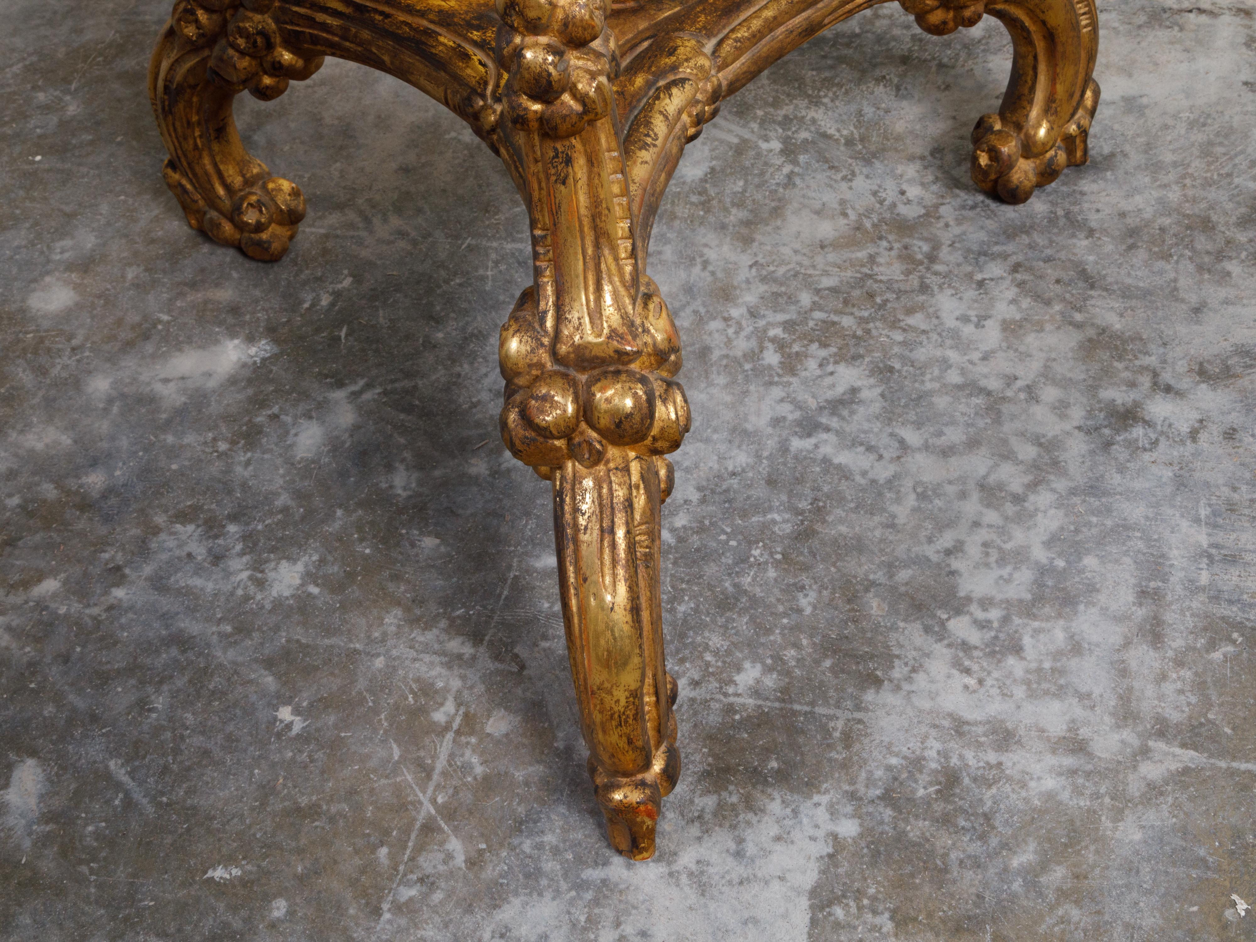 20ième siècle Table d'appoint italienne en bois doré sculpté avec plateau en ardoise, étagère et motifs floraux en vente