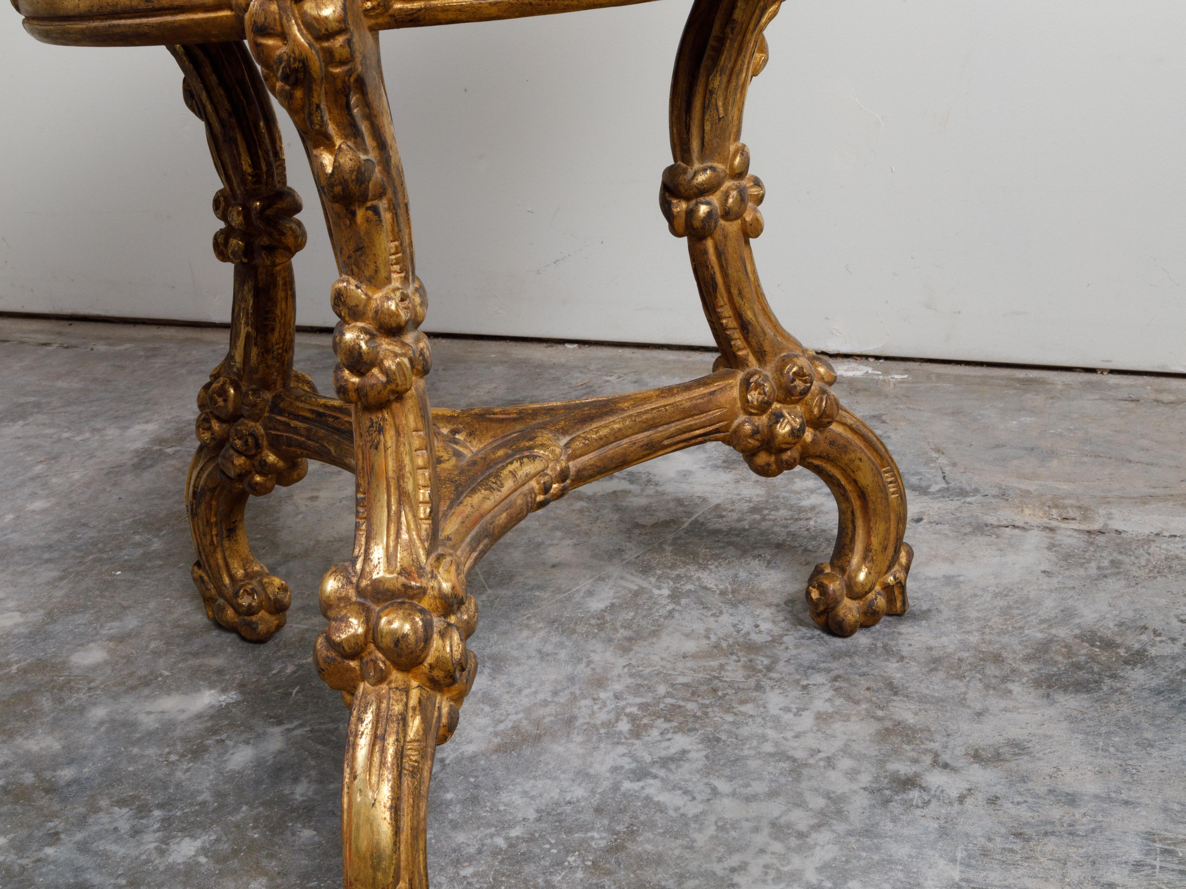 Ardoise Table d'appoint italienne en bois doré sculpté avec plateau en ardoise, étagère et motifs floraux en vente