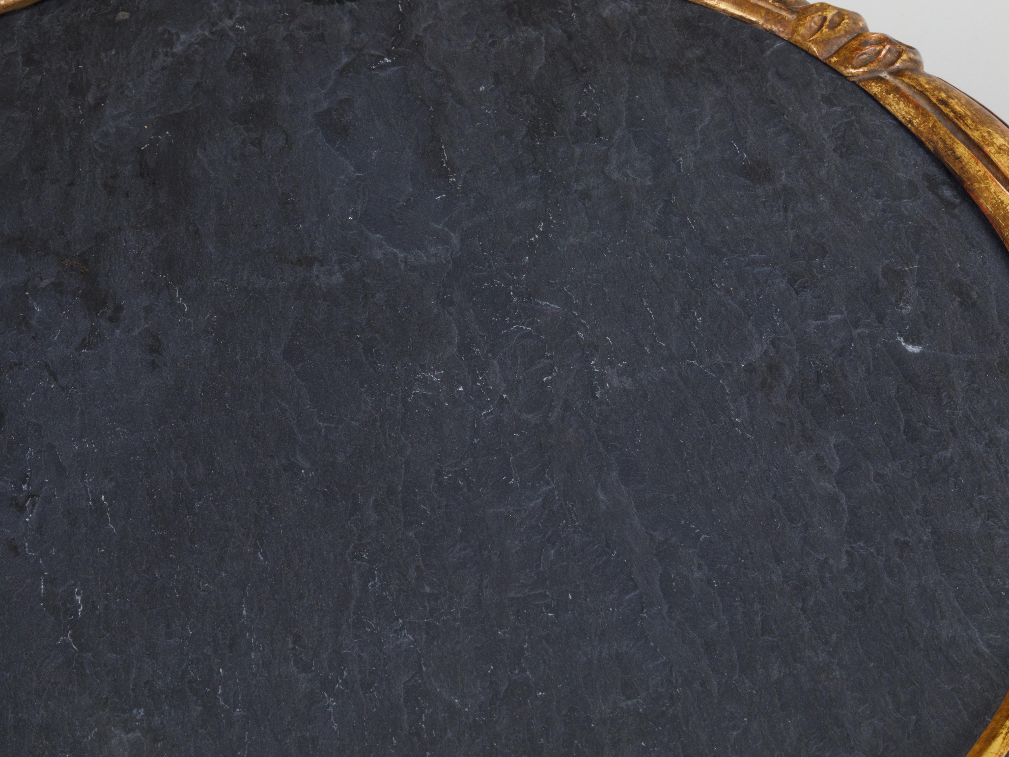 Italienischer geschnitzter Beistelltisch aus vergoldetem Holz mit Schieferplatte, Regal und Blumenmotiven im Angebot 2