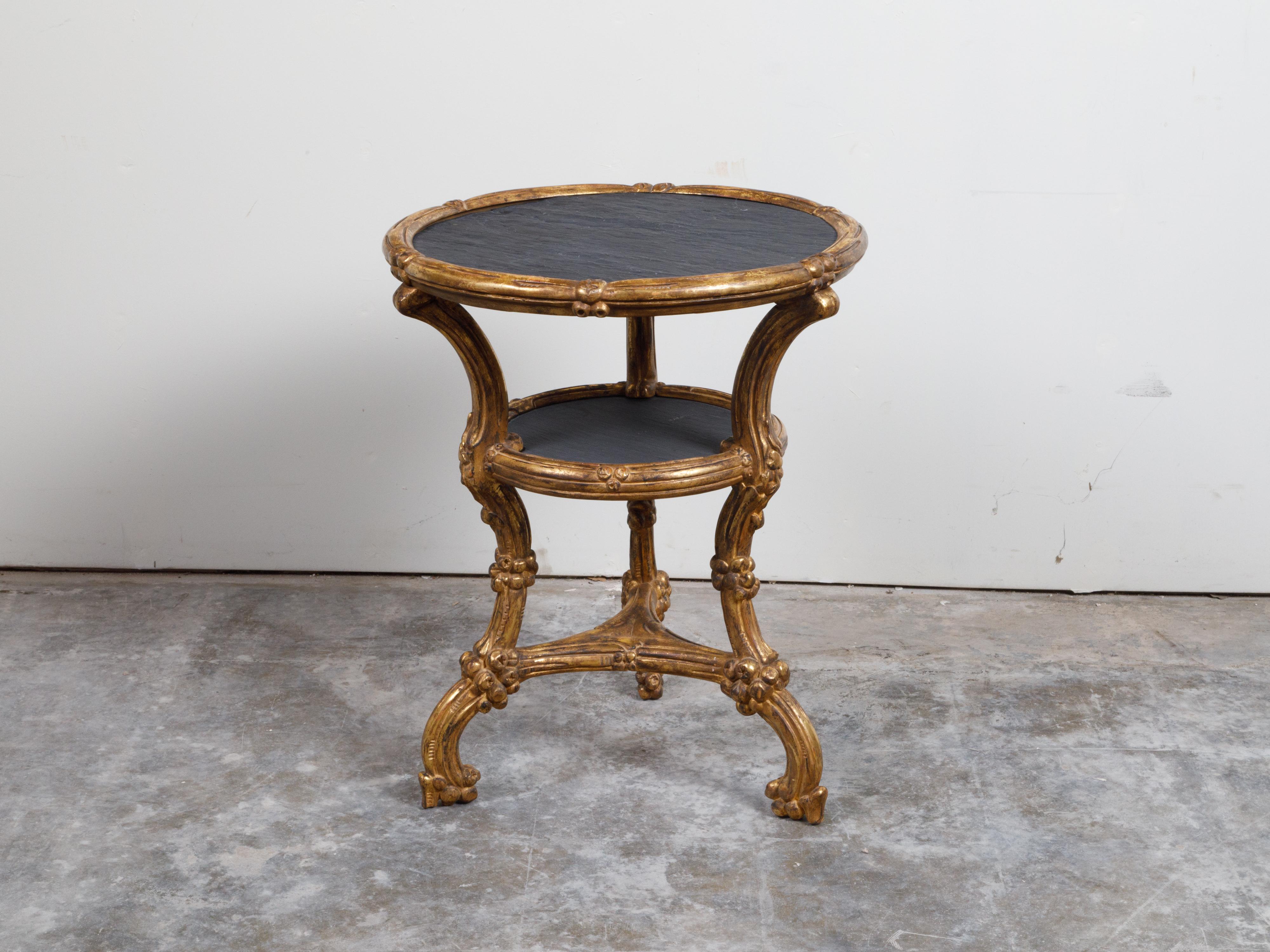 Table d'appoint italienne en bois doré sculpté avec plateau en ardoise, étagère et motifs floraux en vente 2