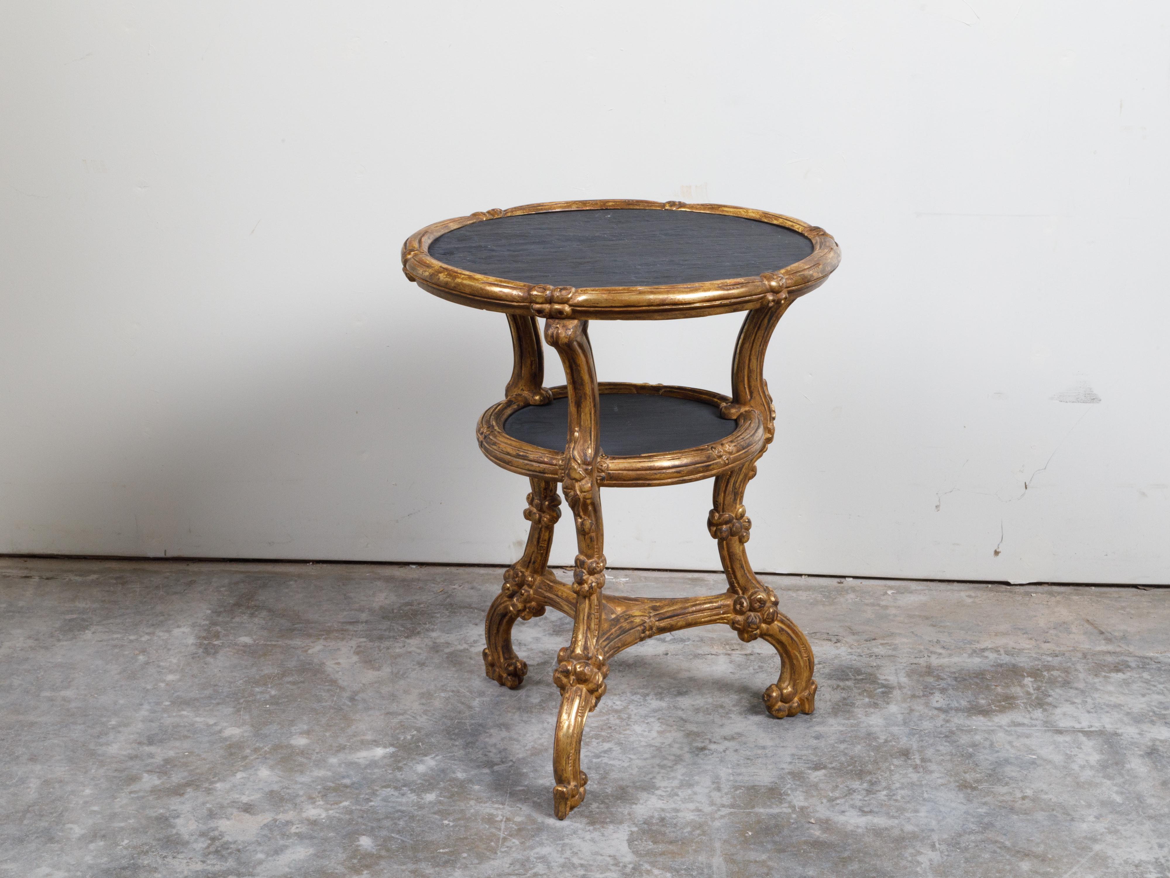 Italienischer geschnitzter Beistelltisch aus vergoldetem Holz mit Schieferplatte, Regal und Blumenmotiven im Angebot 4
