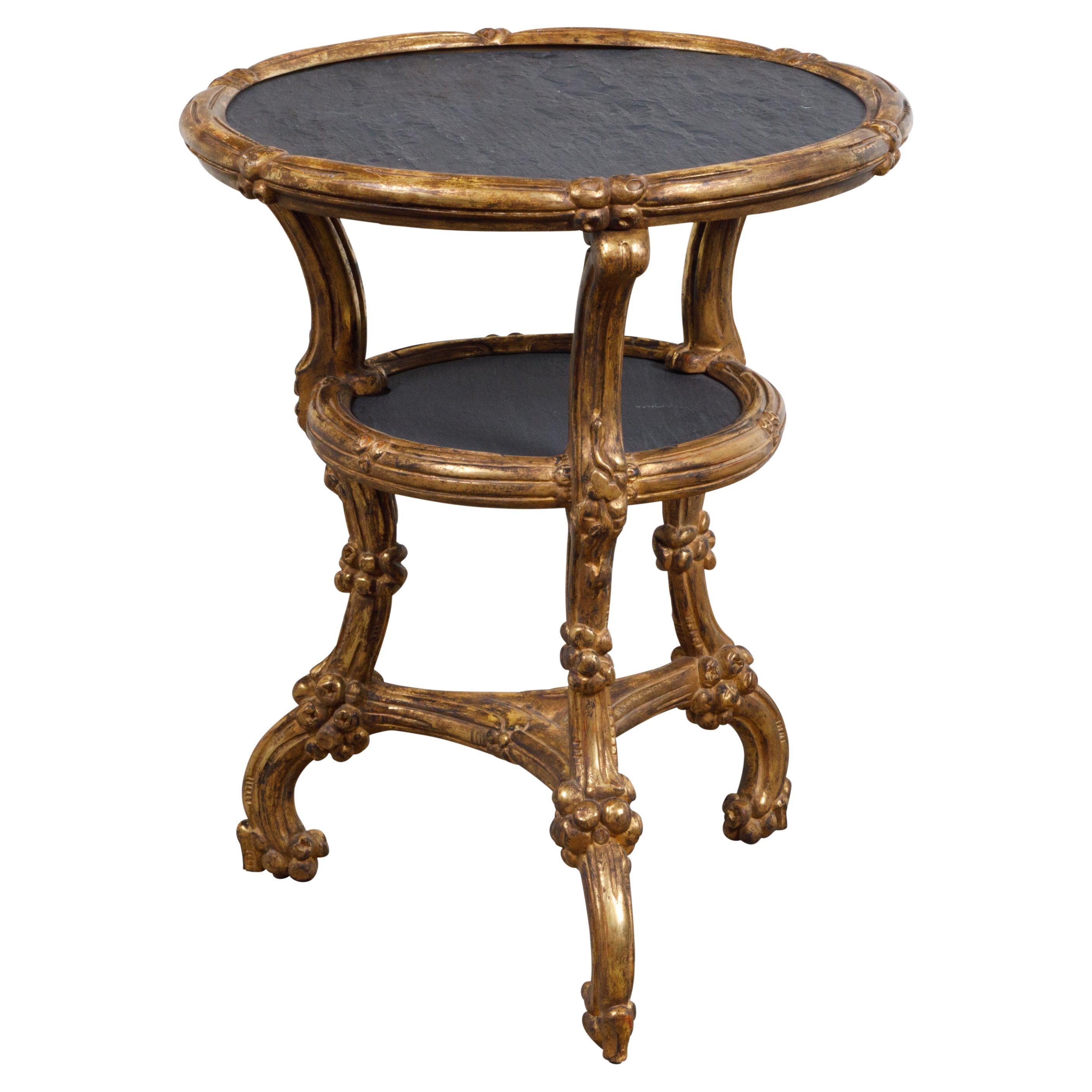 Table d'appoint italienne en bois doré sculpté avec plateau en ardoise, étagère et motifs floraux en vente