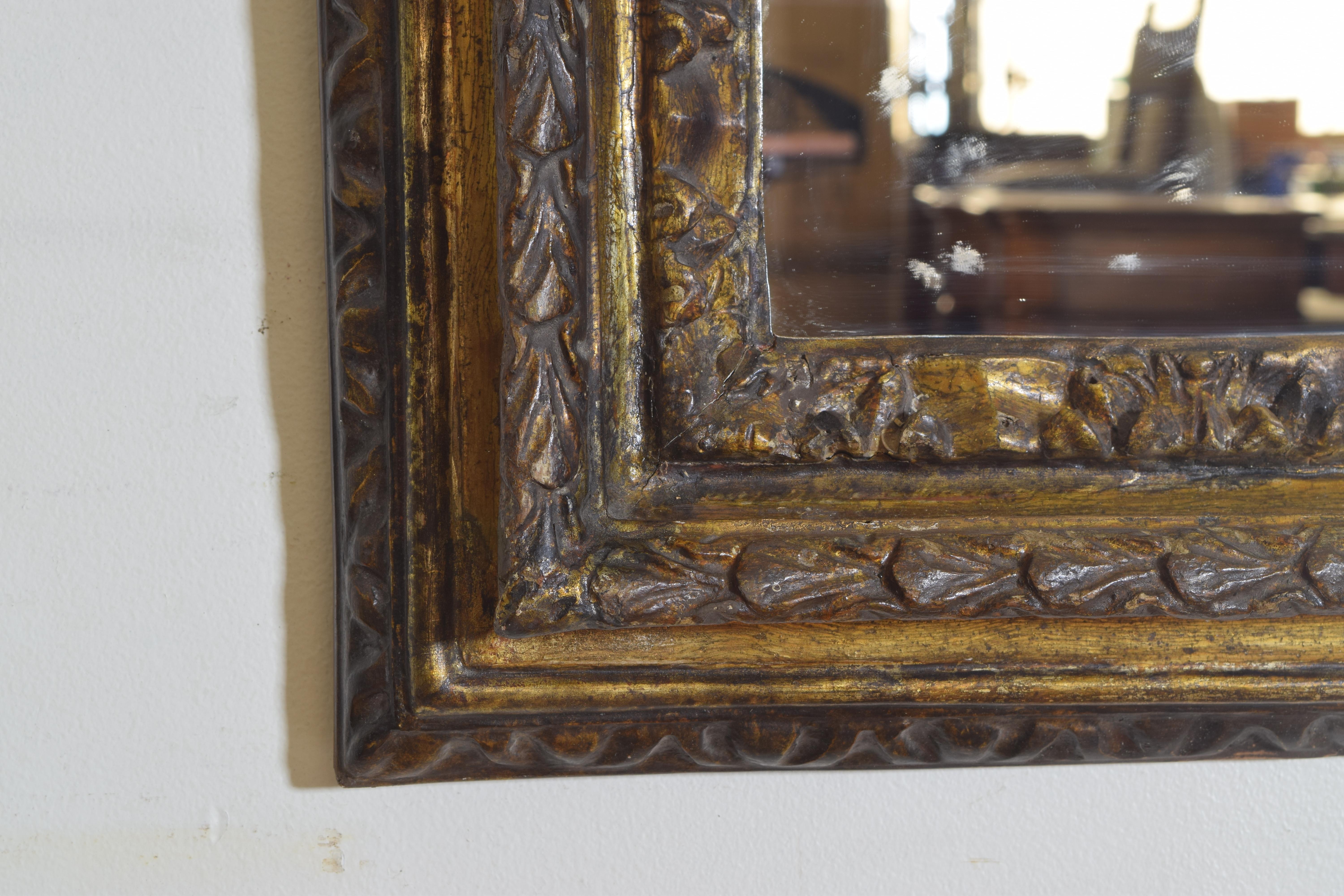 Italian Carved Giltwood Wall Mirror from the Early 18th Century 3