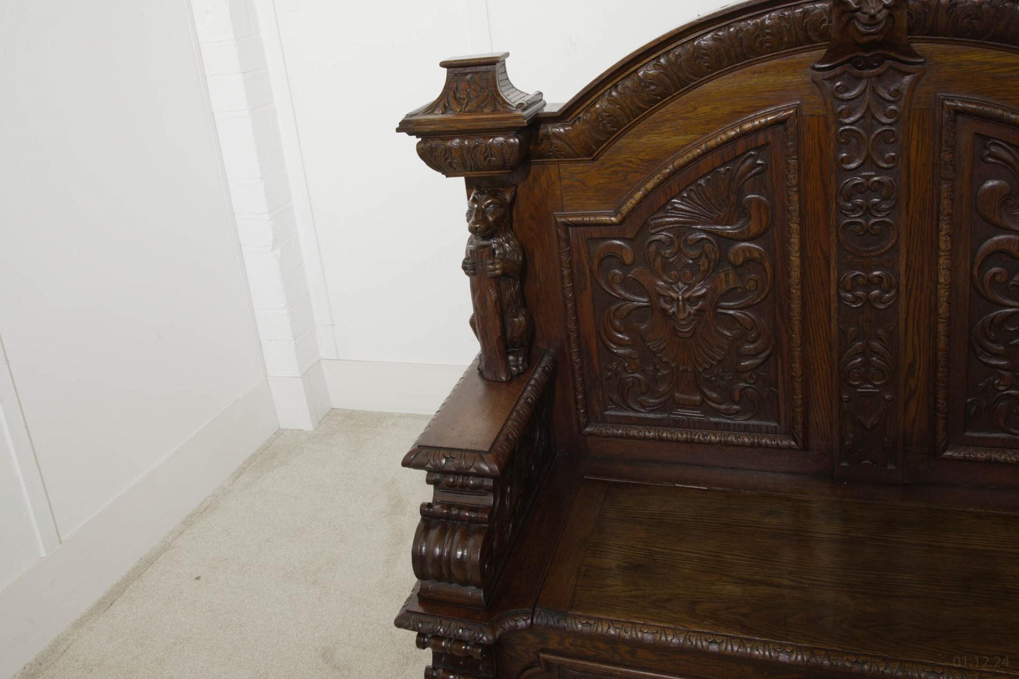 Banc d'entrée italien sculpté Renaissance Oak Settle en vente 5
