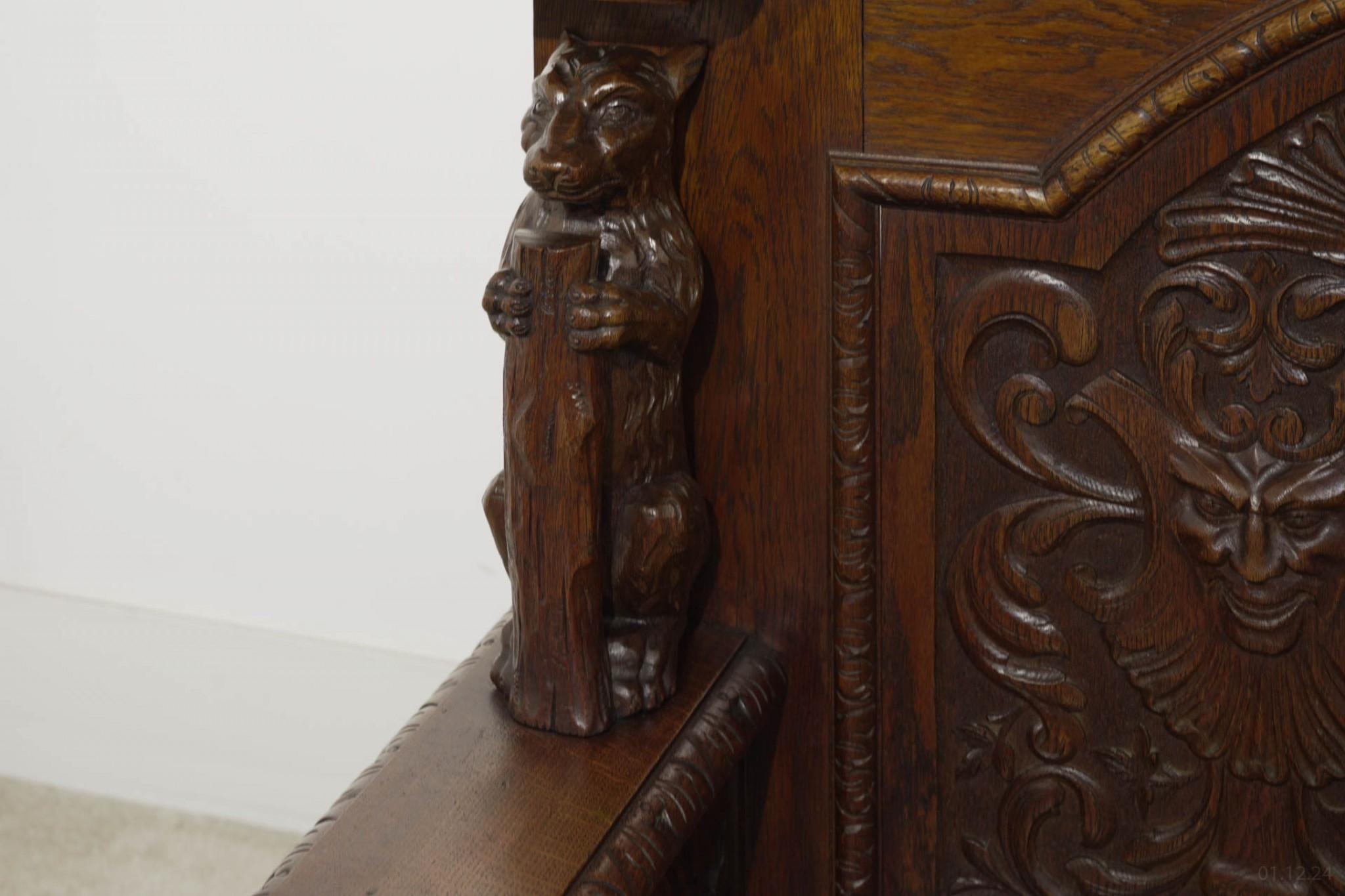Banc d'entrée italien sculpté Renaissance Oak Settle en vente 6