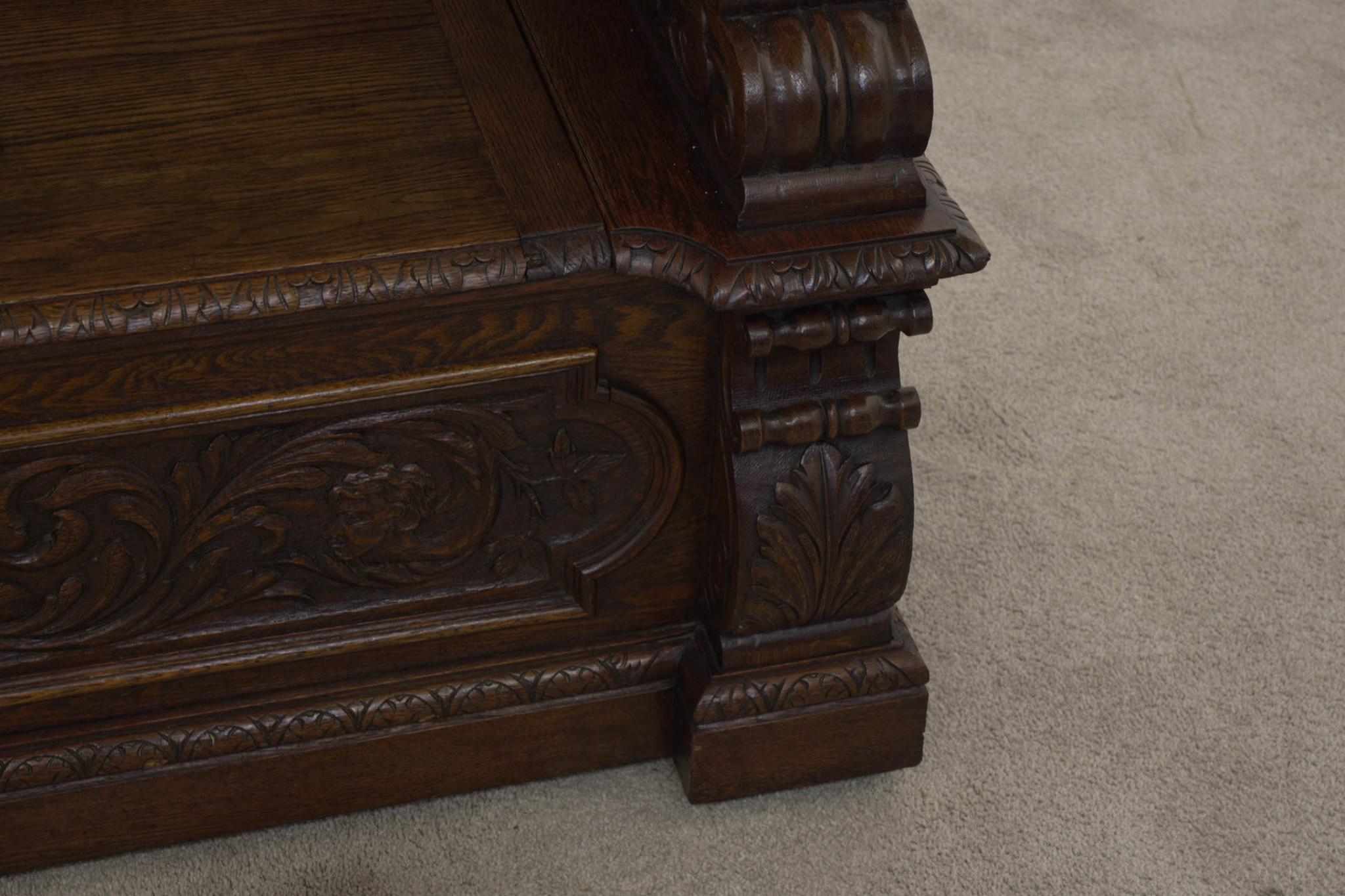 Banc d'entrée italien sculpté Renaissance Oak Settle en vente 8