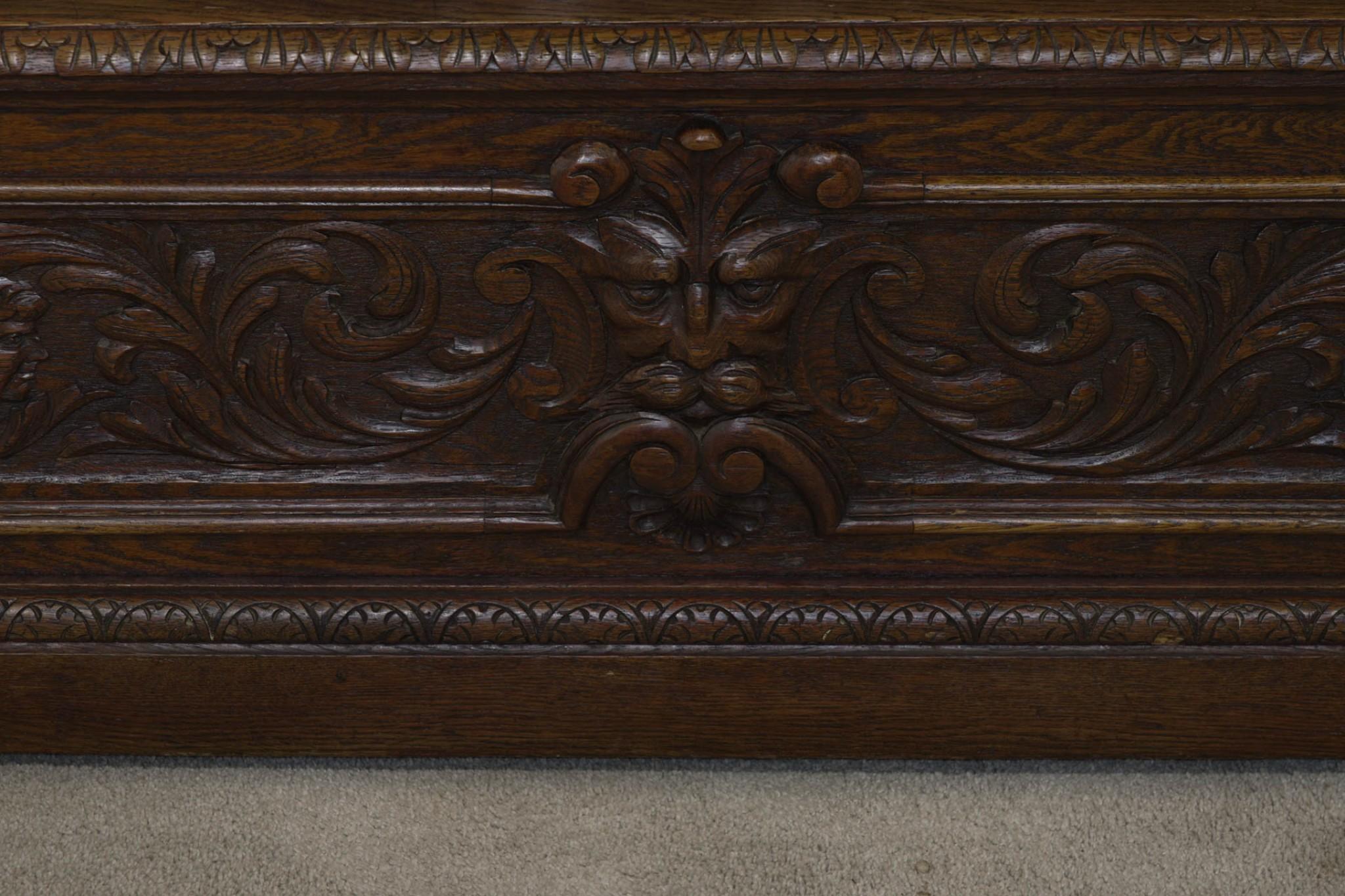 Banc d'entrée italien sculpté Renaissance Oak Settle en vente 9