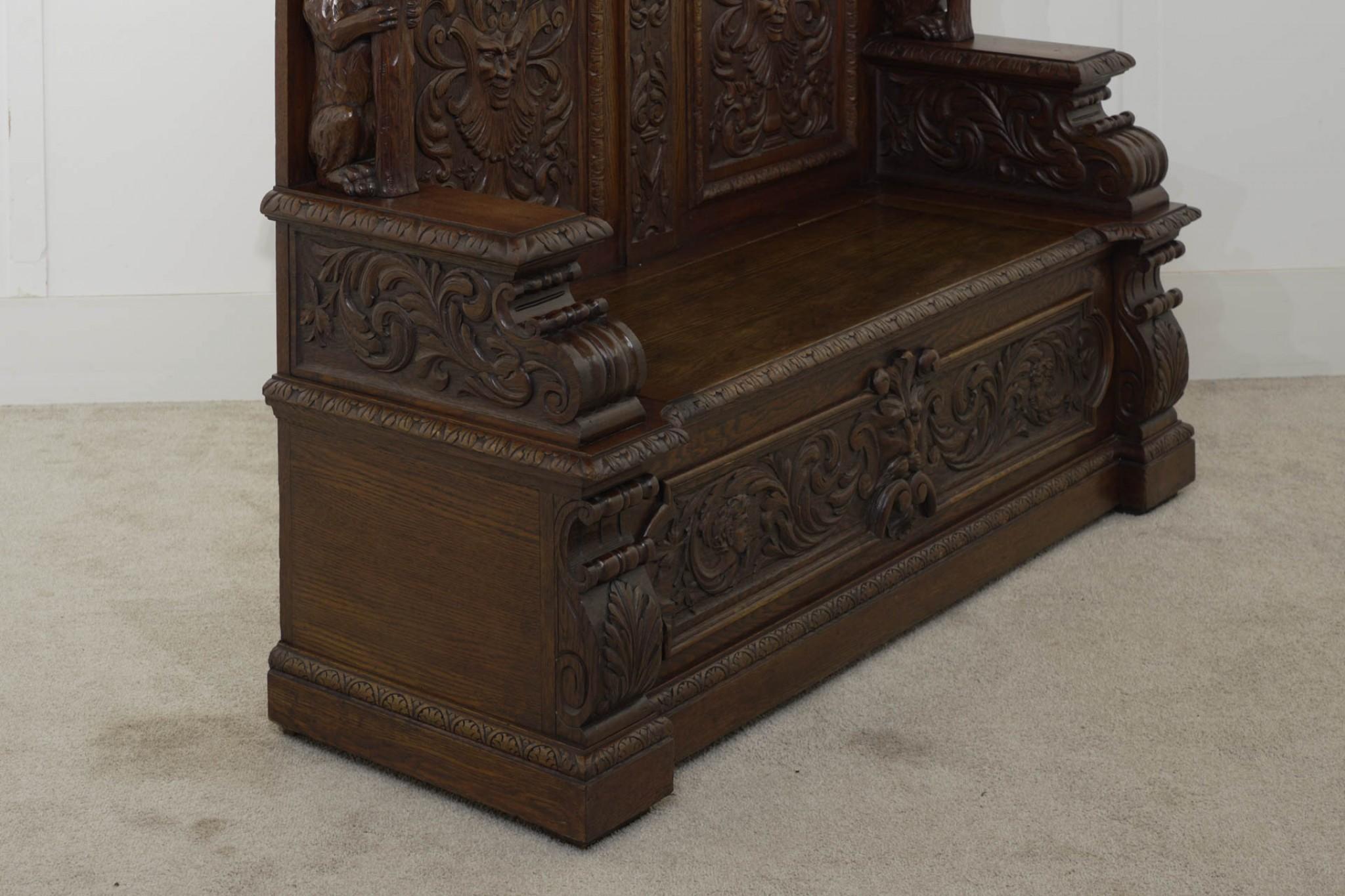Banc d'entrée italien sculpté Renaissance Oak Settle Bon état - En vente à Potters Bar, GB