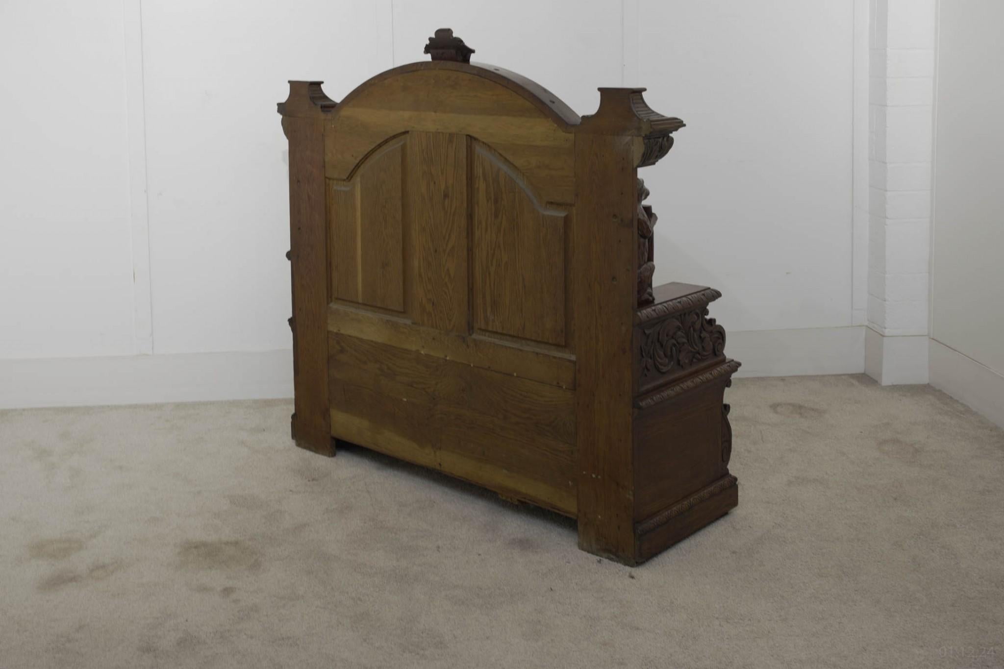 Fin du XIXe siècle Banc d'entrée italien sculpté Renaissance Oak Settle en vente