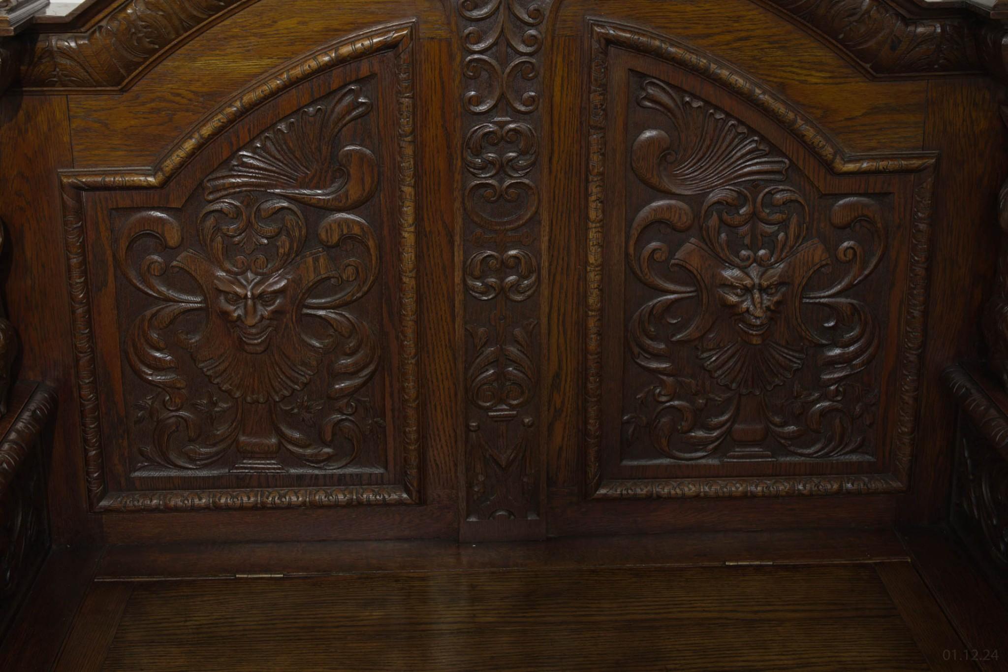Banc d'entrée italien sculpté Renaissance Oak Settle en vente 4