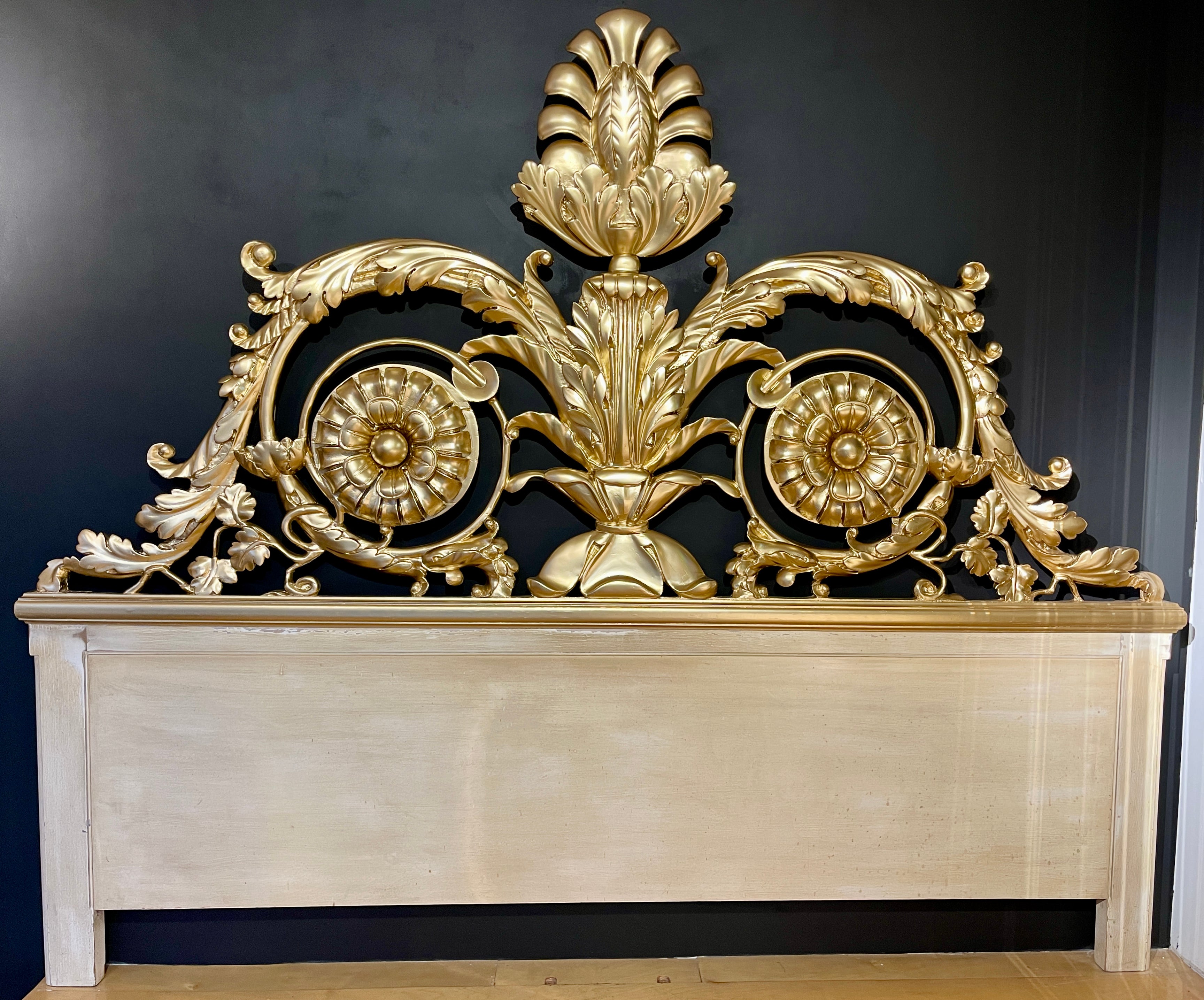 Glamourös und charmant: Dieses kunstvoll geschnitzte italienische Holzkopfteil mit Goldlackdetails stammt aus dem Hauptschlafzimmer eines Anwesens in Beverly Hills (siehe Bild) und wurde vollständig restauriert, um den Originalzustand und die