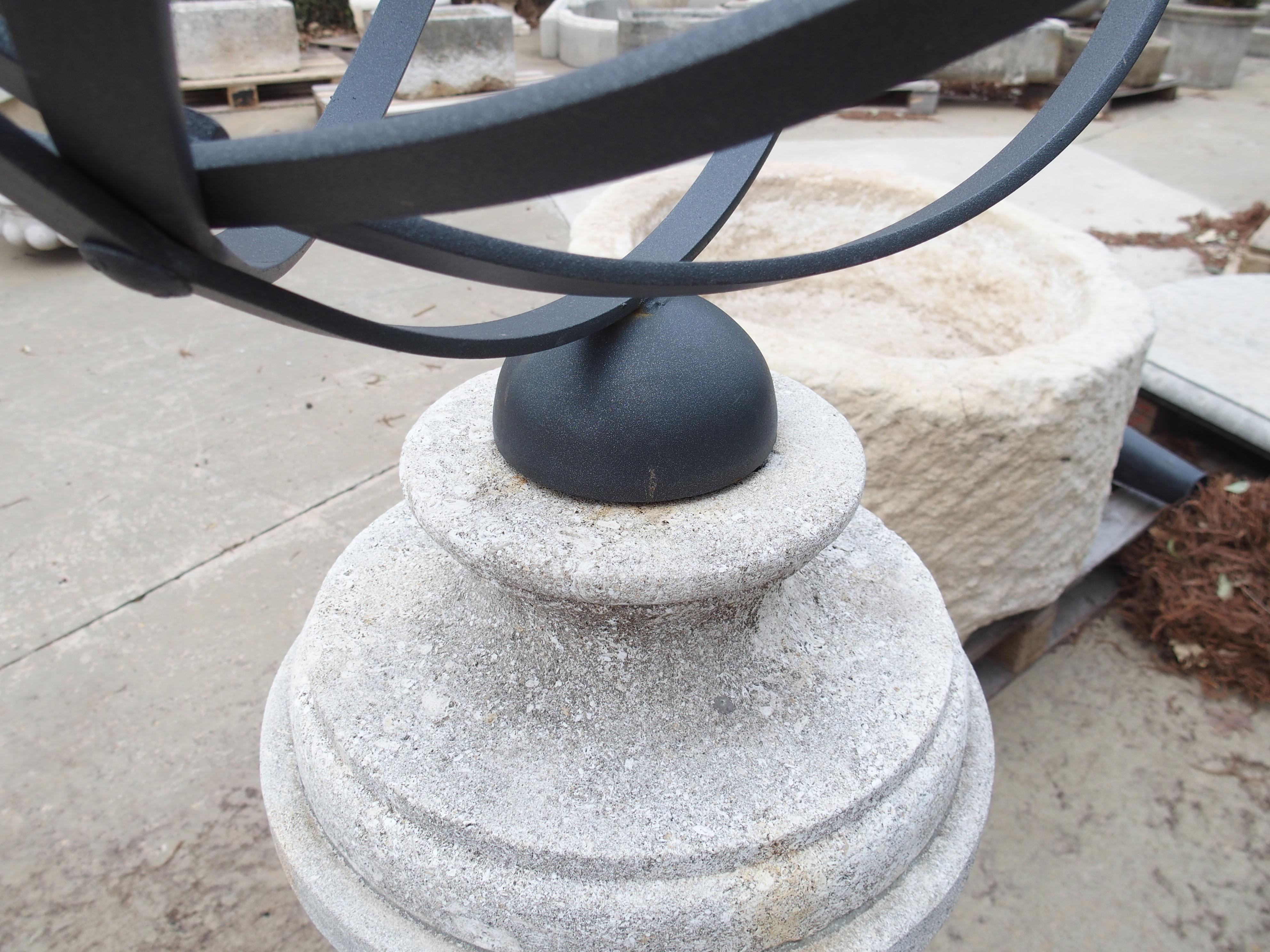 Italienischer geschnitzter, Baluster-Armillar-Sonnenschrank aus Kalkstein in Balusterform mit rundem Sockel im Angebot 4