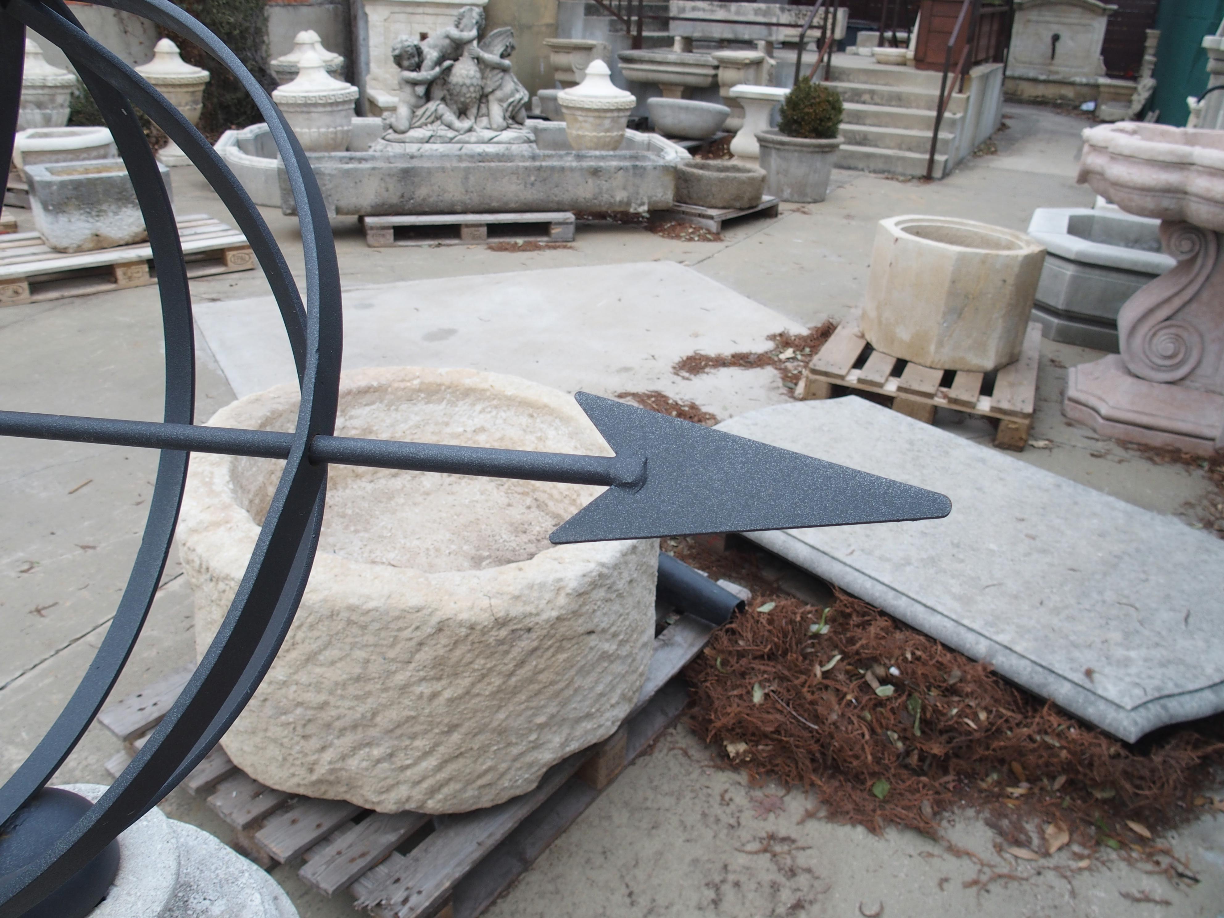 Sundial armillaire italien sculpté en forme de balustre en pierre calcaire avec socle circulaire en vente 5