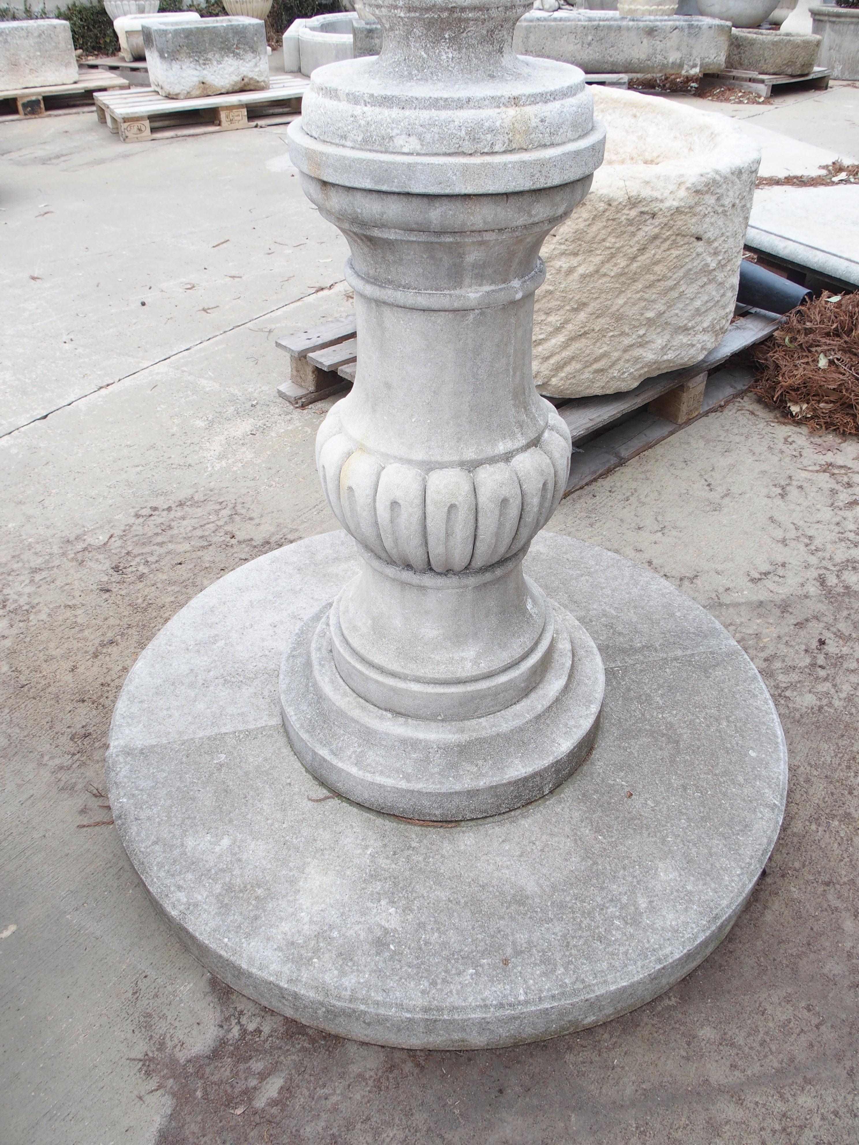 Sundial armillaire italien sculpté en forme de balustre en pierre calcaire avec socle circulaire en vente 3