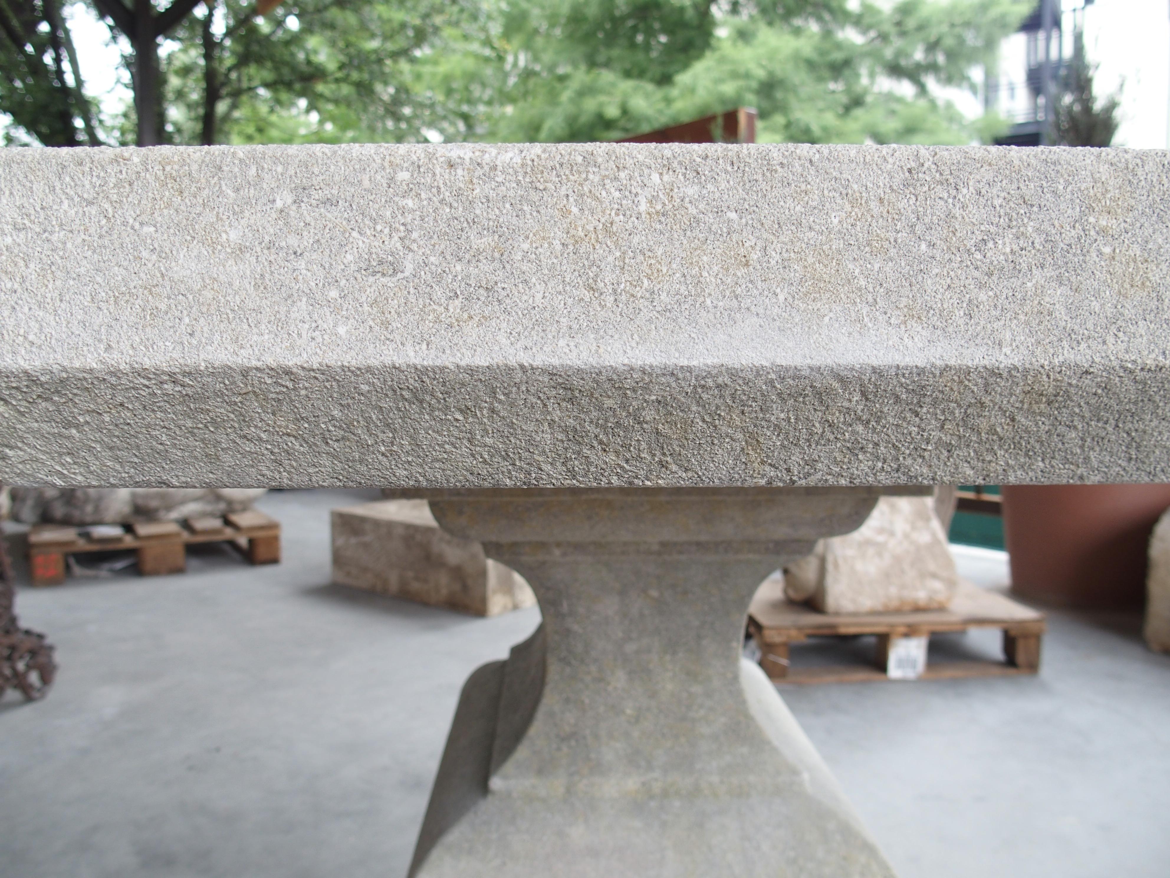 Italienischer geschnitzter Kalkstein Baluster Garten oder Center Tisch mit abgeschrägten Hinterschnitt im Angebot 4