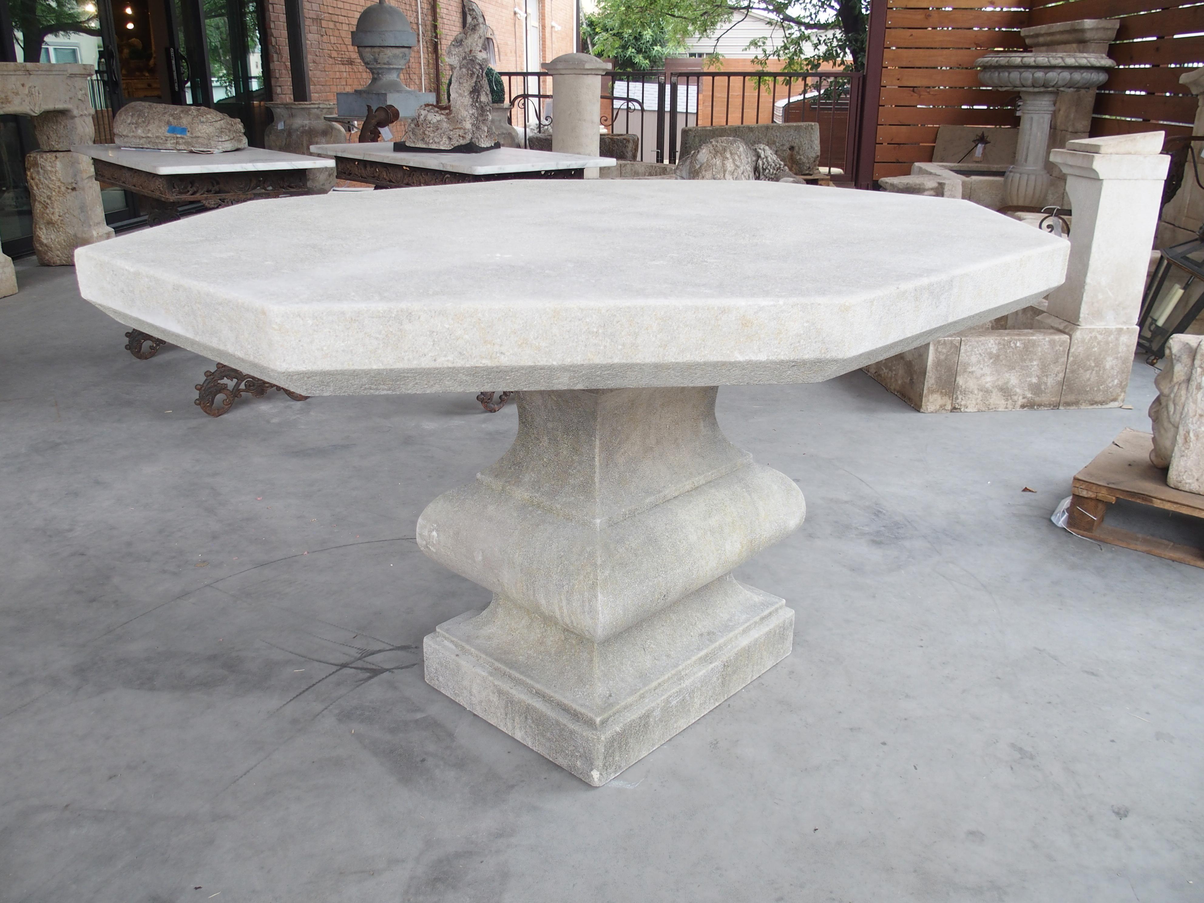 Italienischer geschnitzter Kalkstein Baluster Garten oder Center Tisch mit abgeschrägten Hinterschnitt im Angebot 6