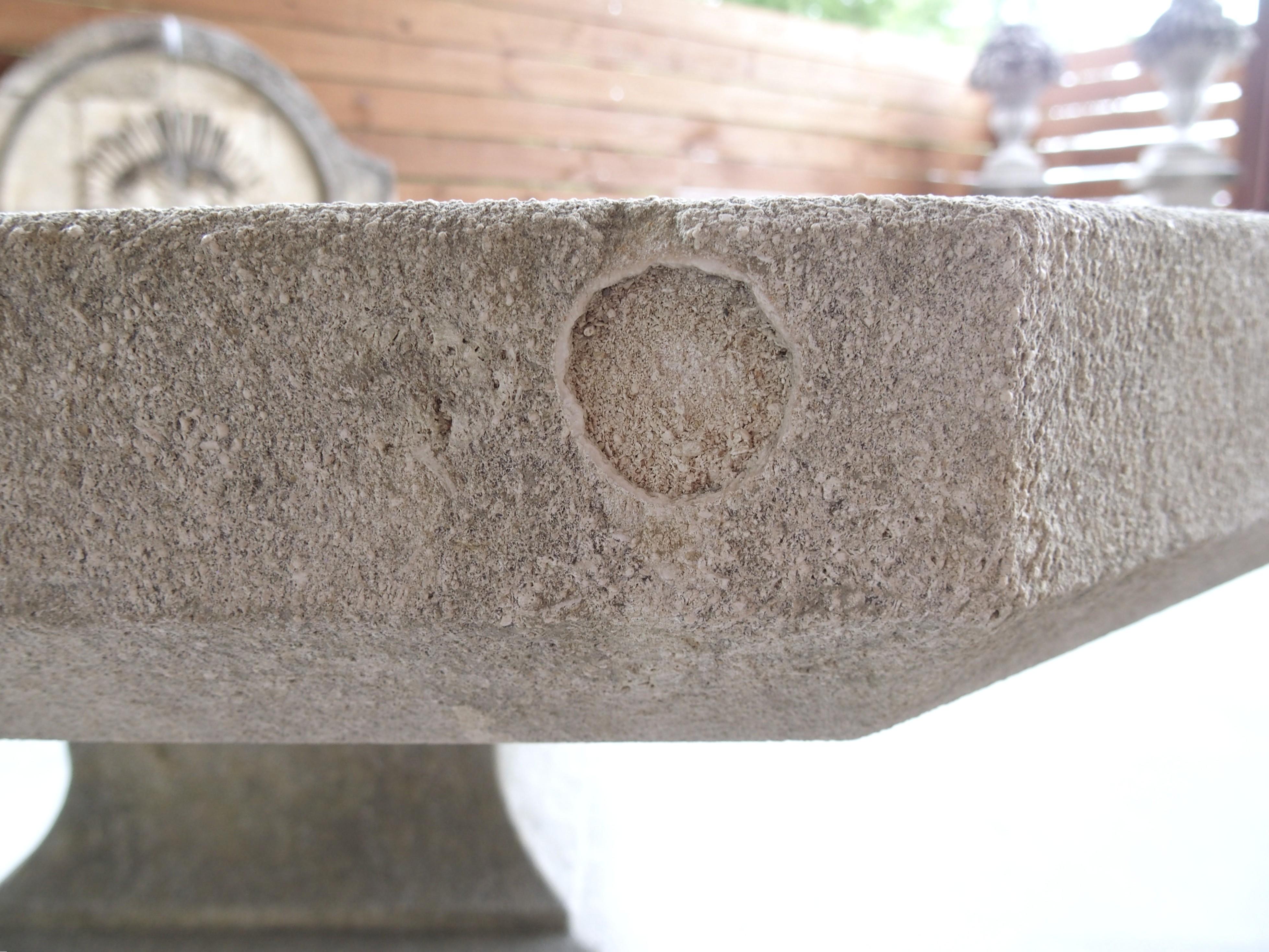 Italienischer geschnitzter Kalkstein Baluster Garten oder Center Tisch mit abgeschrägten Hinterschnitt im Angebot 7