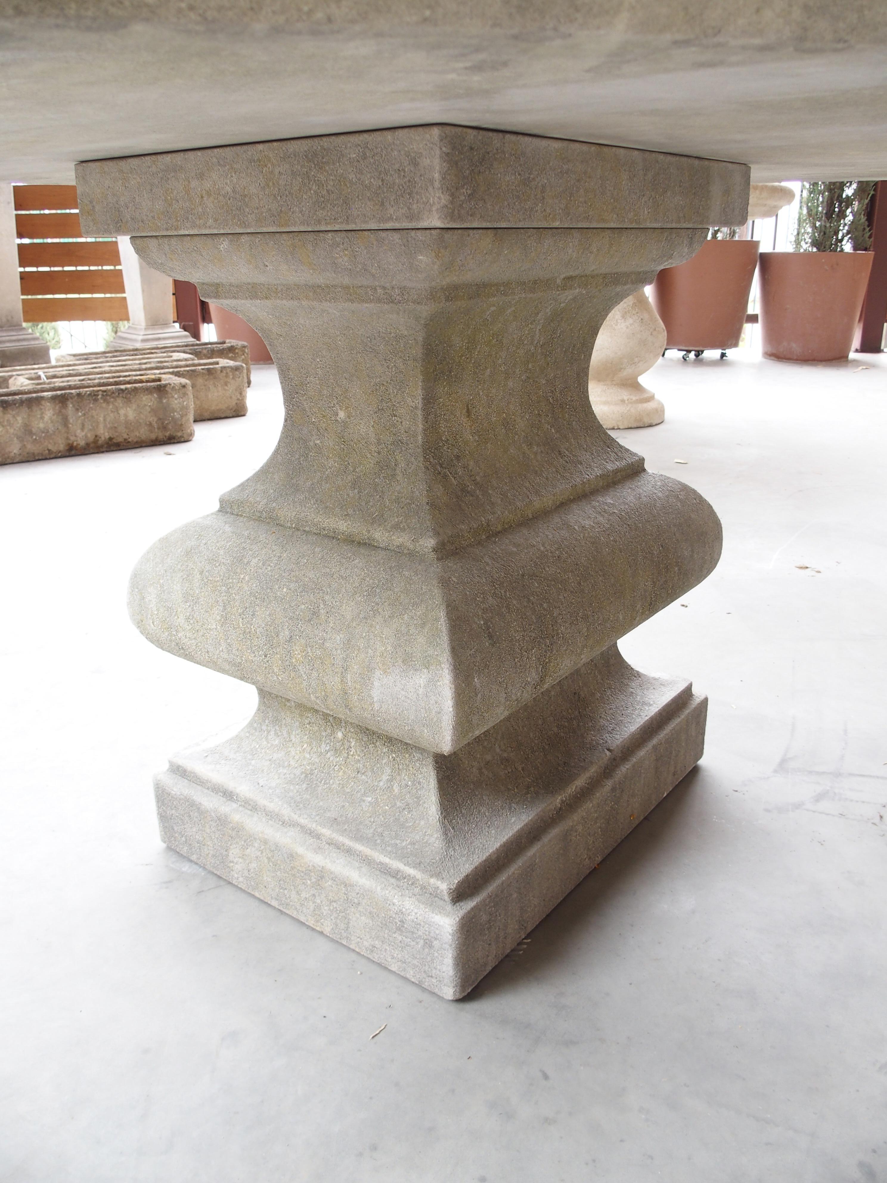 Italienischer geschnitzter Kalkstein Baluster Garten oder Center Tisch mit abgeschrägten Hinterschnitt im Angebot 9