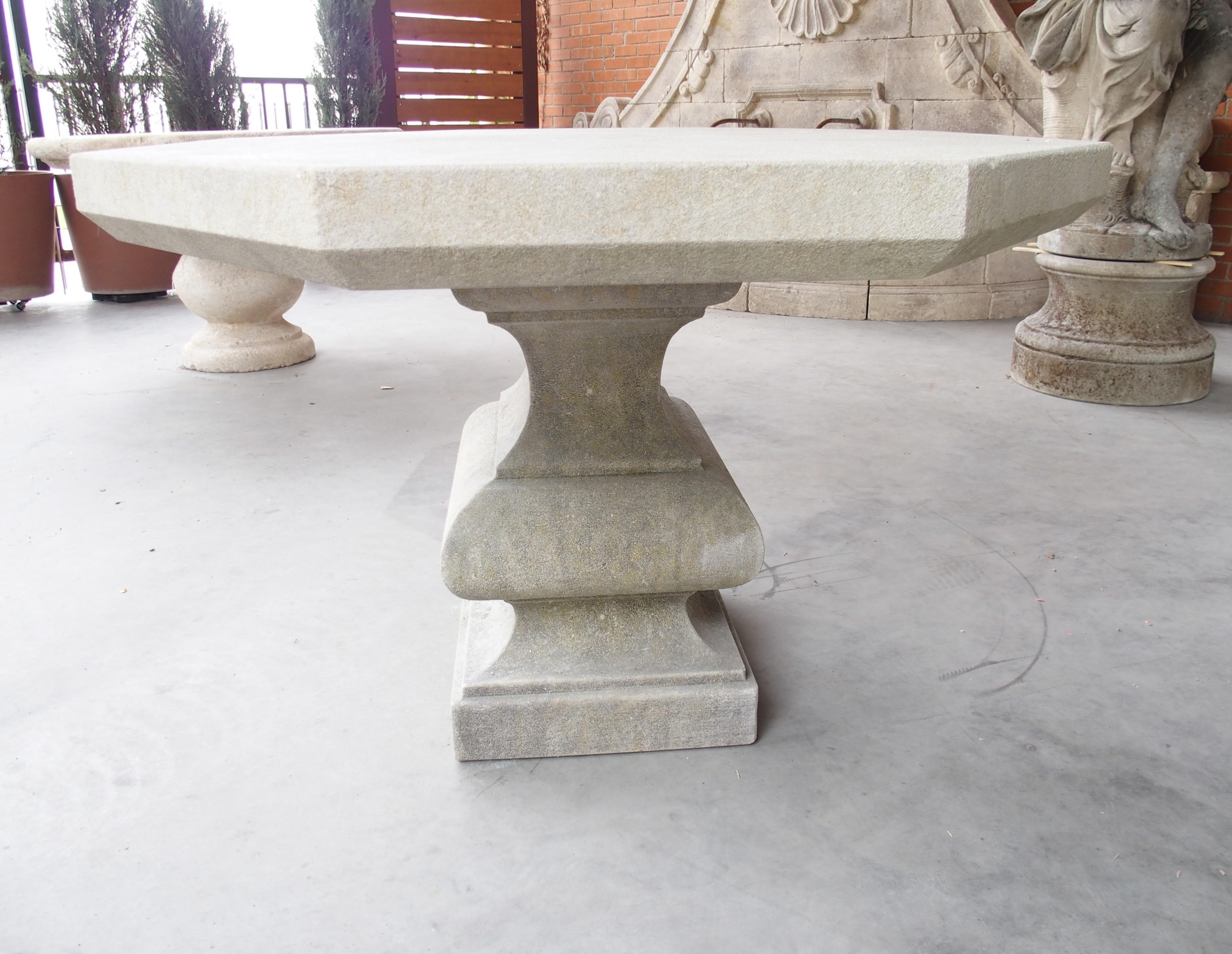 Italienischer geschnitzter Kalkstein Baluster Garten oder Center Tisch mit abgeschrägten Hinterschnitt im Angebot 11