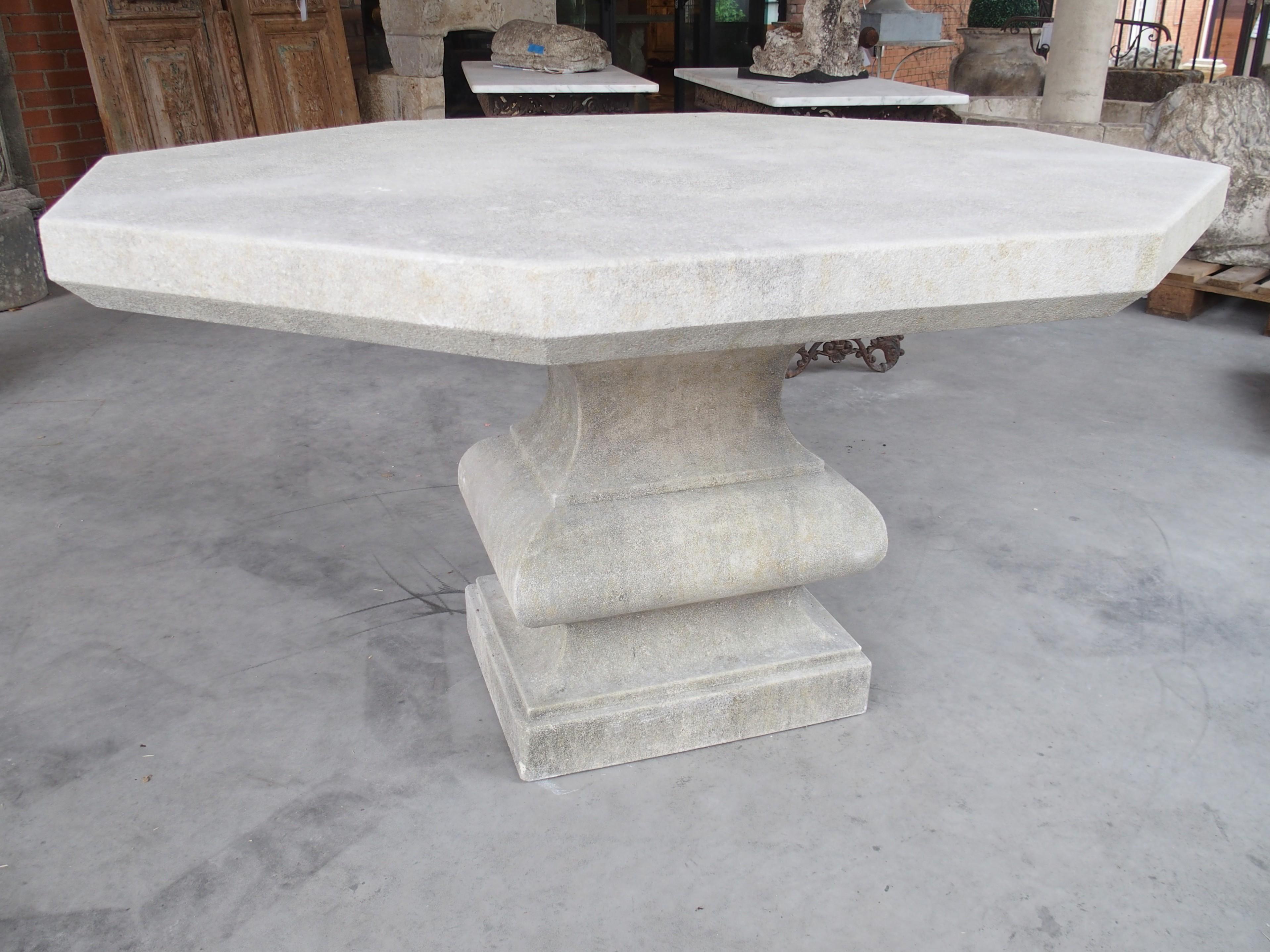 Italienischer geschnitzter Kalkstein Baluster Garten oder Center Tisch mit abgeschrägten Hinterschnitt im Angebot 12