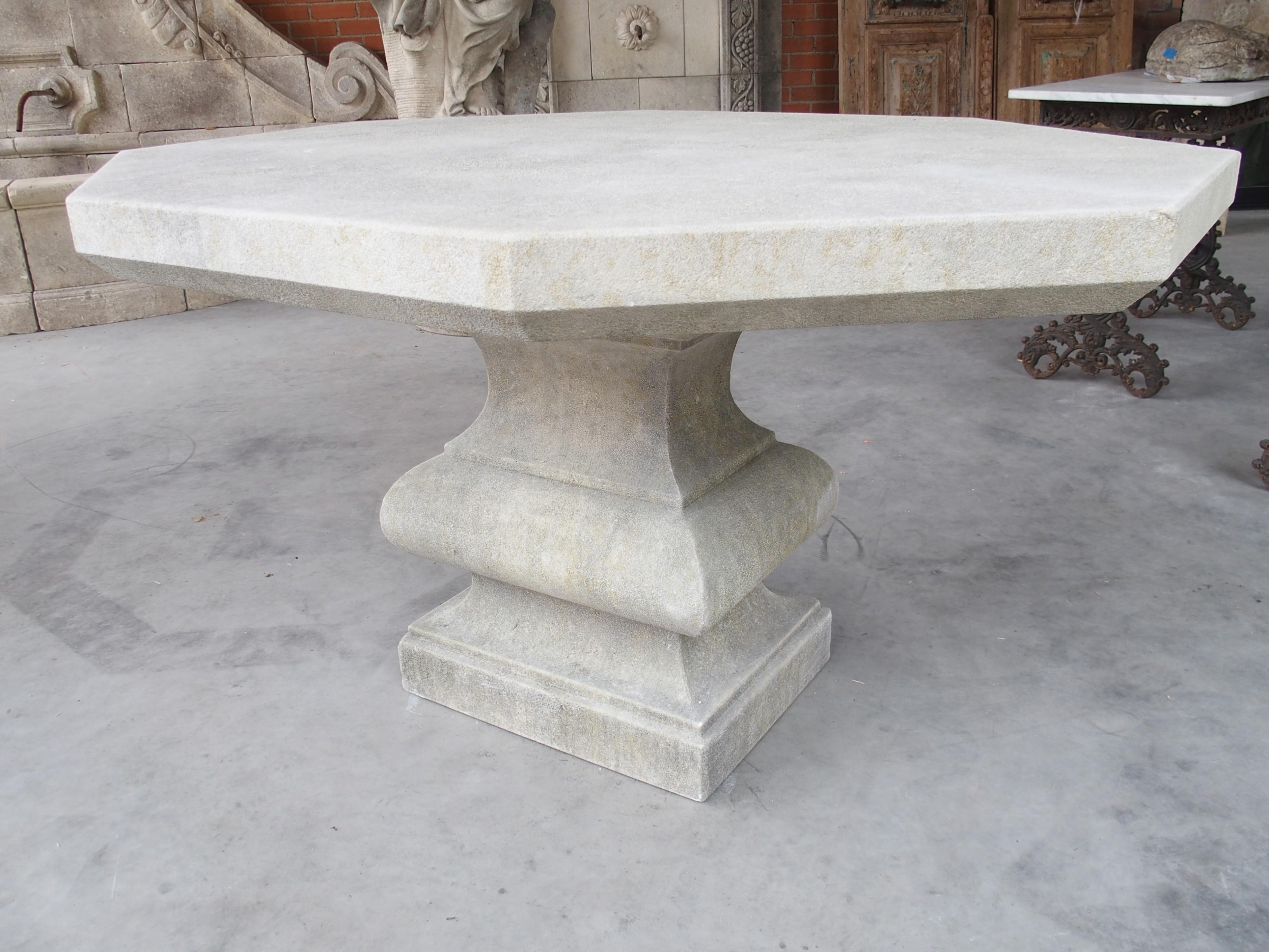Weitere Informationen folgen in Kürze...

Dieser handgeschnitzte italienische Tisch wird von einem robusten Balustersockel getragen und kann sowohl im Innen- als auch im Außenbereich verwendet werden.  Die längliche, achteckige Platte ist 3 3/4 Zoll