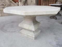 Italienischer geschnitzter Kalkstein Baluster Garten oder Center Tisch mit abgeschrägten Hinterschnitt