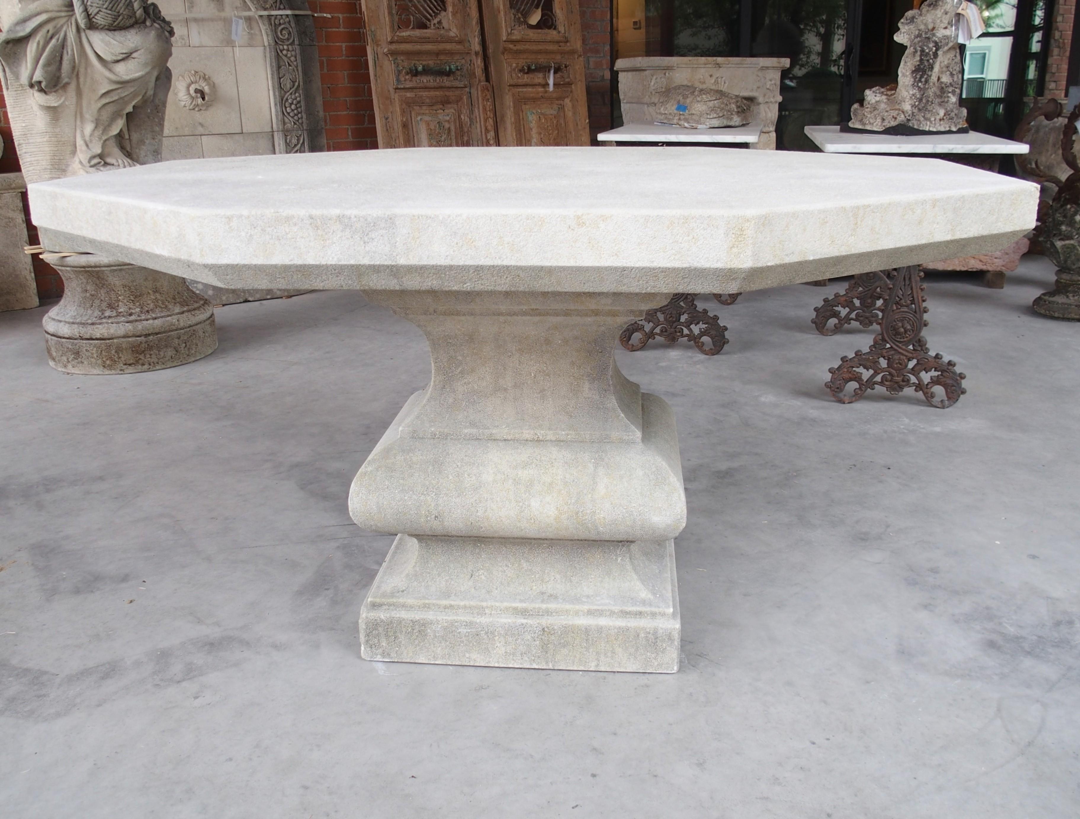 Italienischer geschnitzter Kalkstein Baluster Garten oder Center Tisch mit abgeschrägten Hinterschnitt (Handgeschnitzt) im Angebot