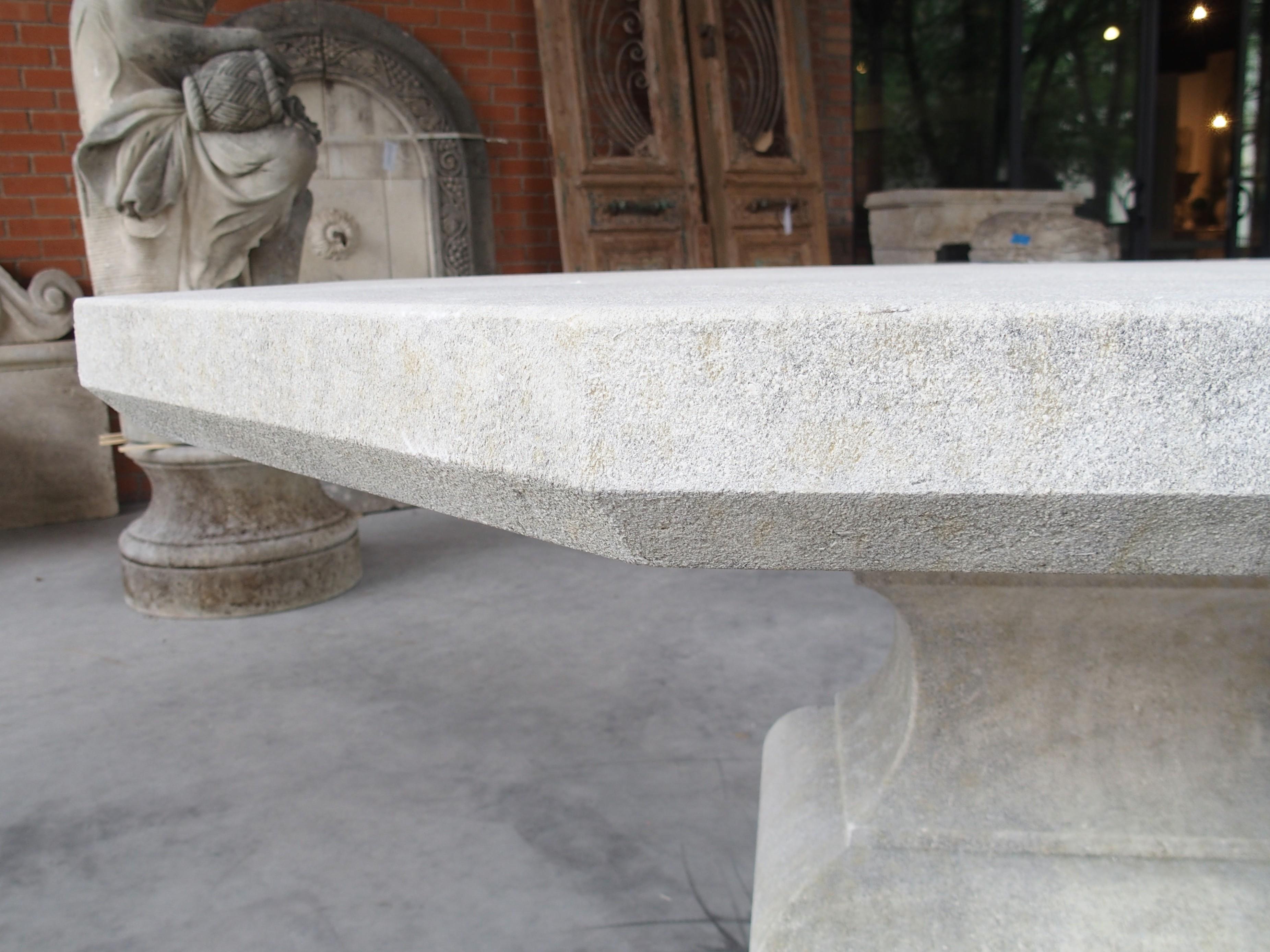 Italienischer geschnitzter Kalkstein Baluster Garten oder Center Tisch mit abgeschrägten Hinterschnitt (21. Jahrhundert und zeitgenössisch) im Angebot