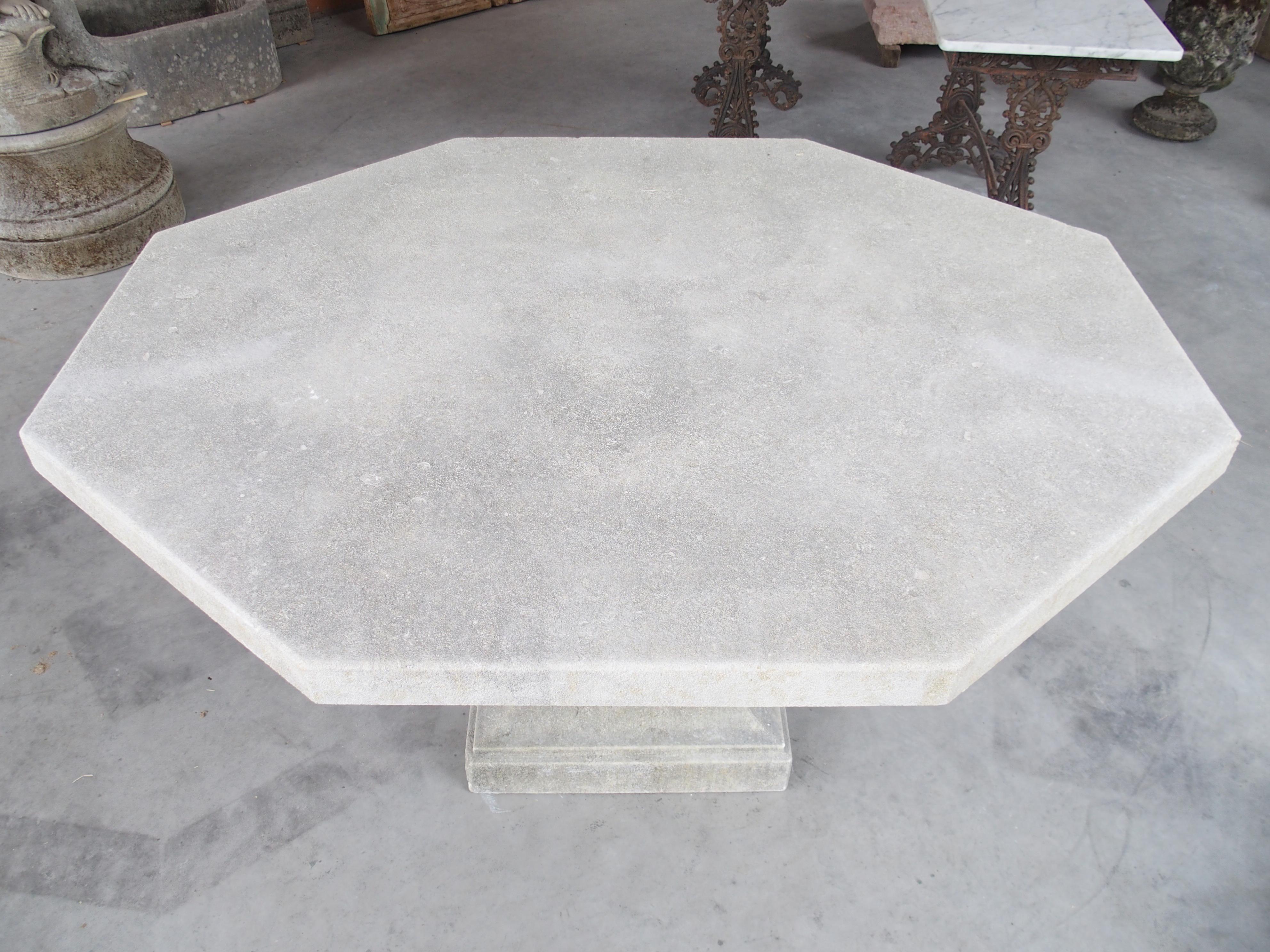 Italienischer geschnitzter Kalkstein Baluster Garten oder Center Tisch mit abgeschrägten Hinterschnitt (Stein) im Angebot